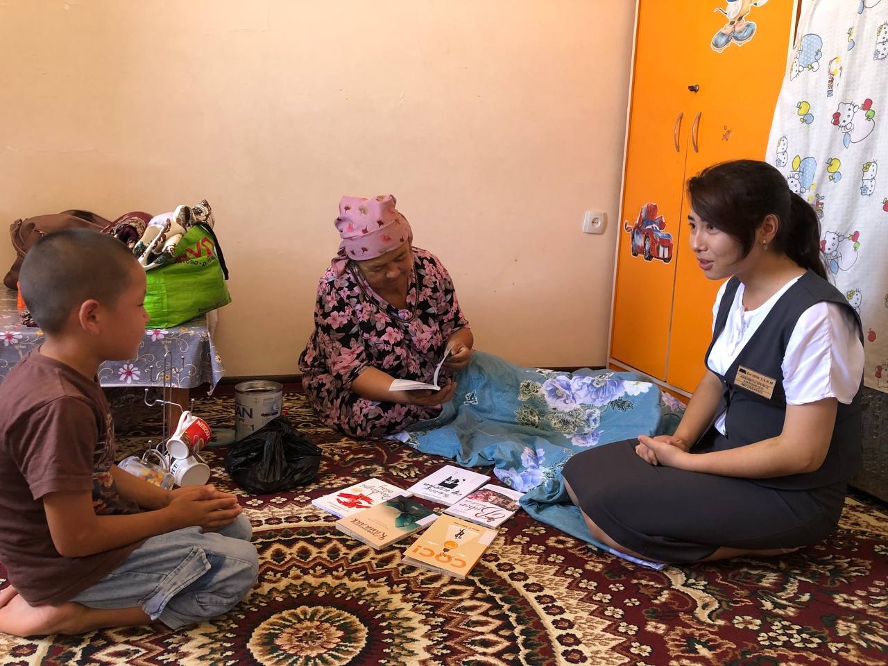 Oilamiz davrasida o`qilgan kitob shiori ostida yana bir faol kitobxonlarimizdan biri Xazratova Marjonaning xonadoniga tashrif buyurildi.