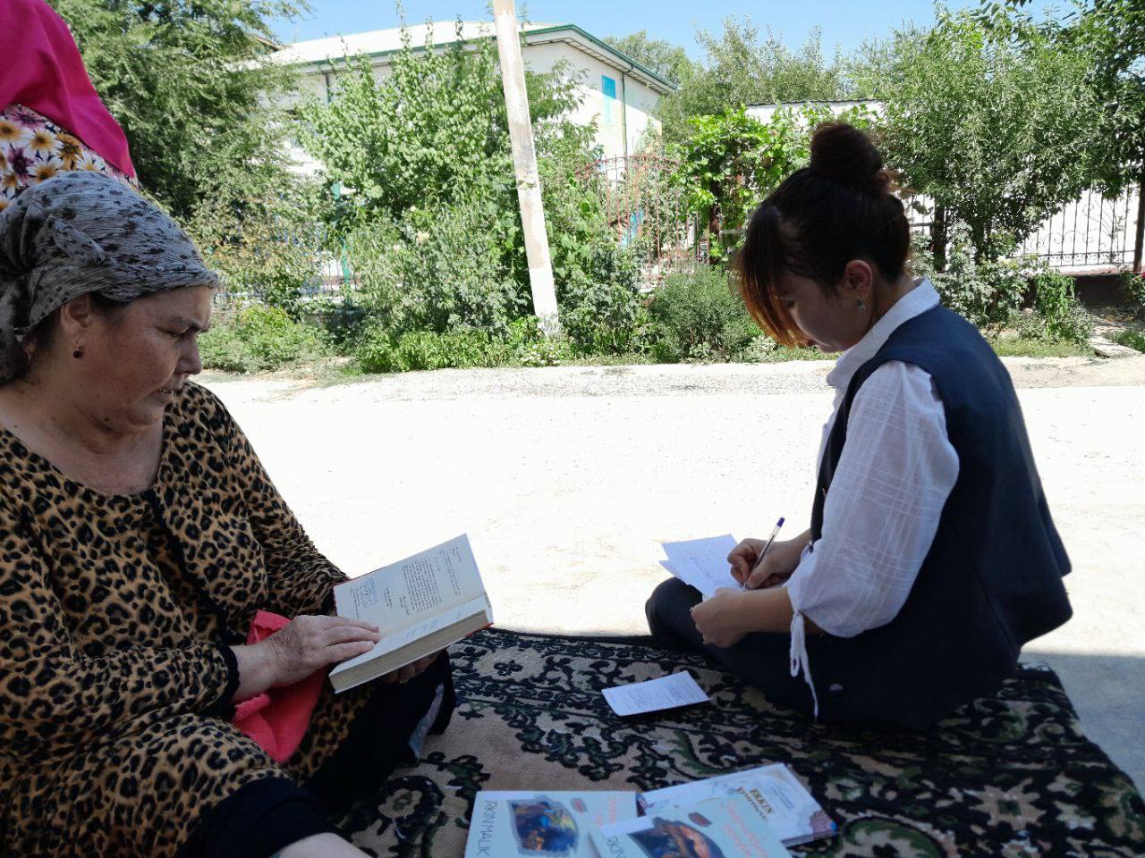 Mehr kutubxonasi loyihasi doirasida navbatdagi kitobxonga kutubxona xizmati ko`rsatildi.