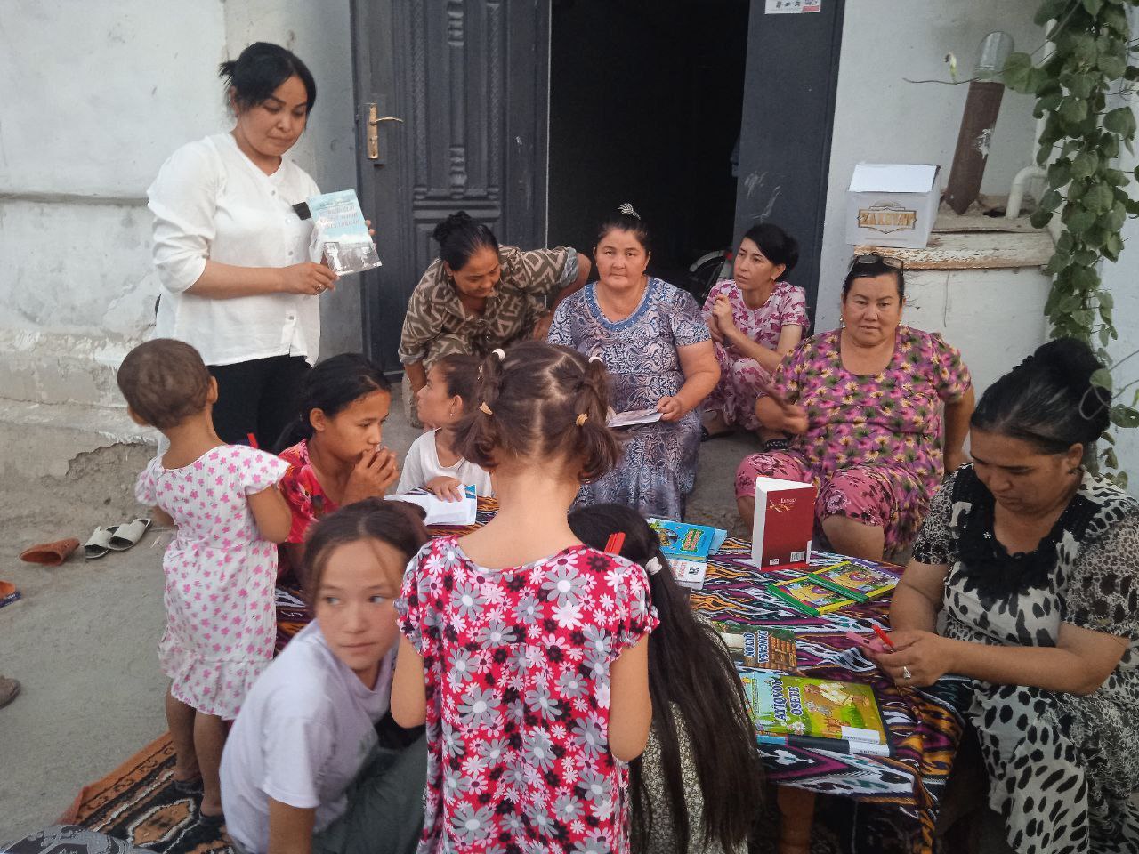 "Kitobxon ona-kitobxon bola" mavzusi asosida zakovat intellektual o'yini hamda kitob taqdimoti bo`lib o`tdi