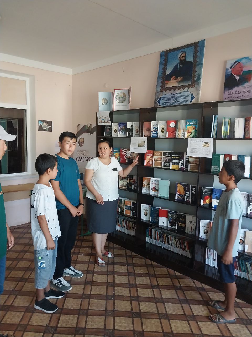 Alisher Navoiy MFY  yoshlari ishtirokida "Kelib ketma bilib ket" nomli kutubxona bo'ylab sayohat tashkil qilindi