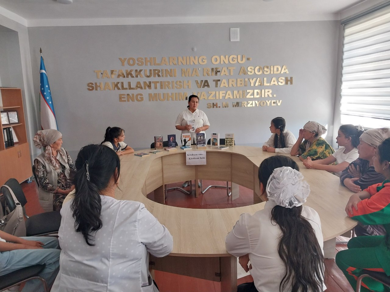 "Kitobxon ona kitobxon bola"shiori ostida "Kitob-hayot yo'llarimizdagi do'stimiz"nomli davra suhbati tashkil etildi.