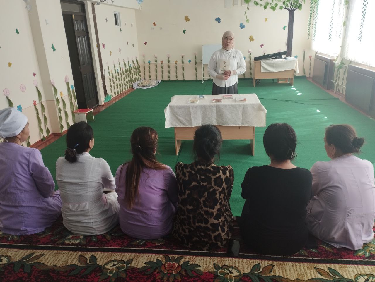 2-sonli DMTT tarbiyachilari ishtirokida,, Kitob bilim bulogʻi,,nomli davra suhbati tashkil qilindi.