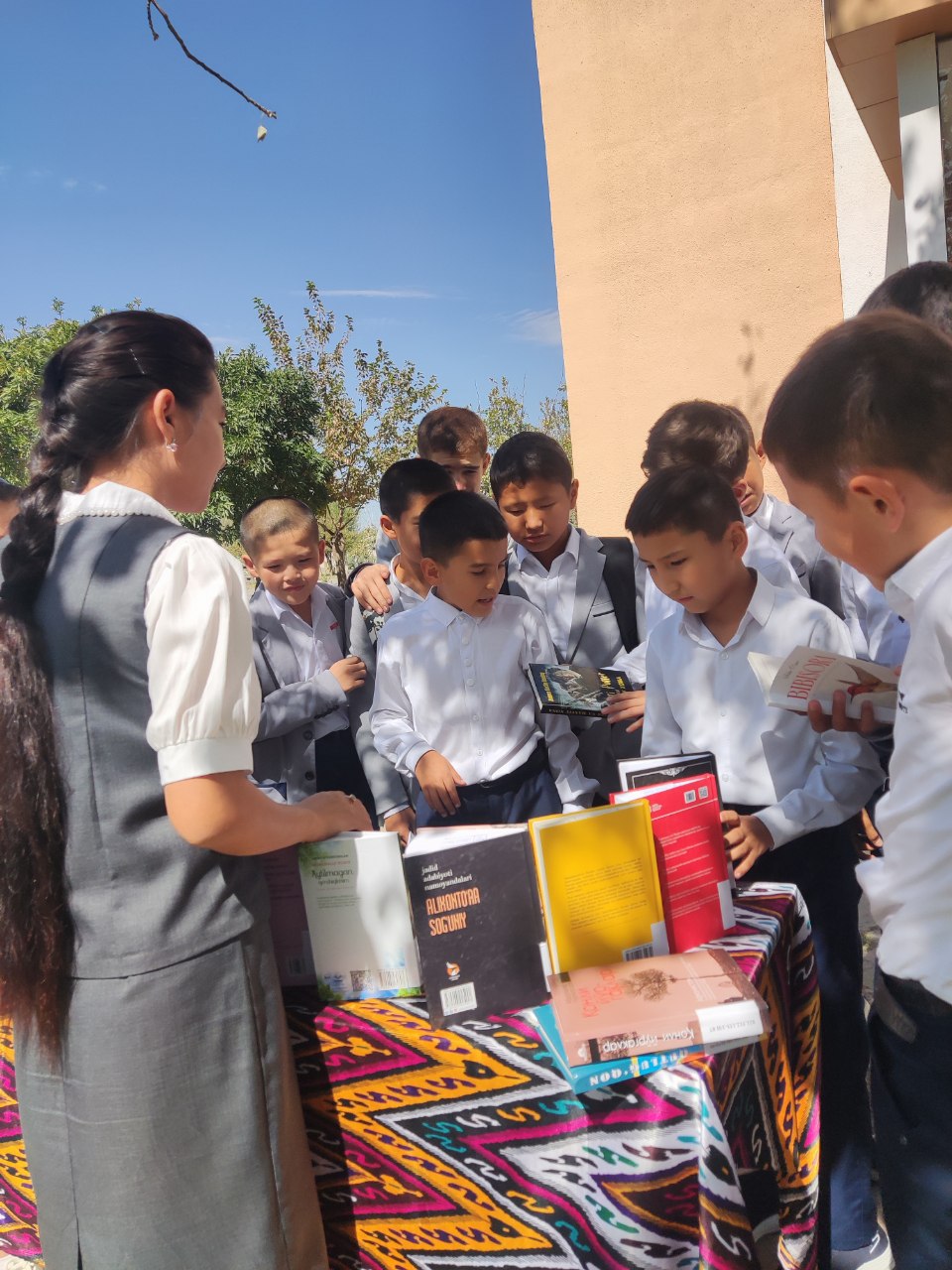 Ochiq osmon ostida yangi adabiyotlar ko'rgazmasi tashkil qilindi.