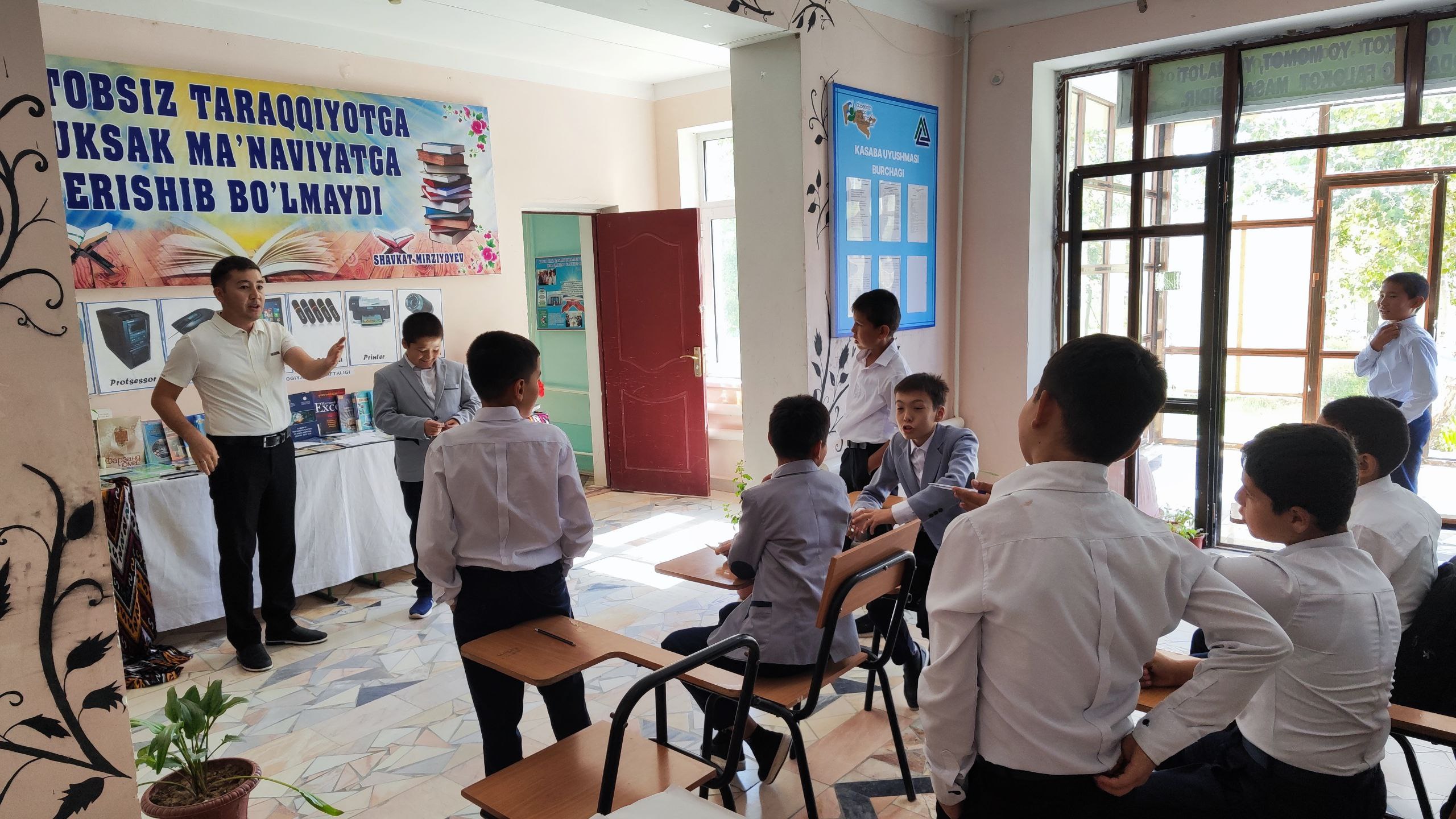 "Axborot-texnologiyalarini kutubxonadagi roli" mavzusida viktorina va soʻrovnoma tashkil qilindi.