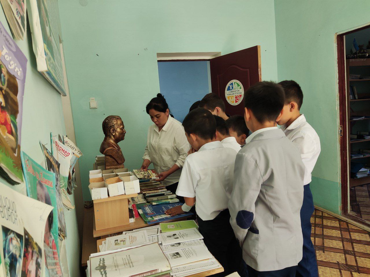 Do'stlik tuman axborot-kutubxona markaziga tashrif buyurgan maktab o'quvchilari ishtirokida kutubxona bo'ylab sayohat tashkil etildi.