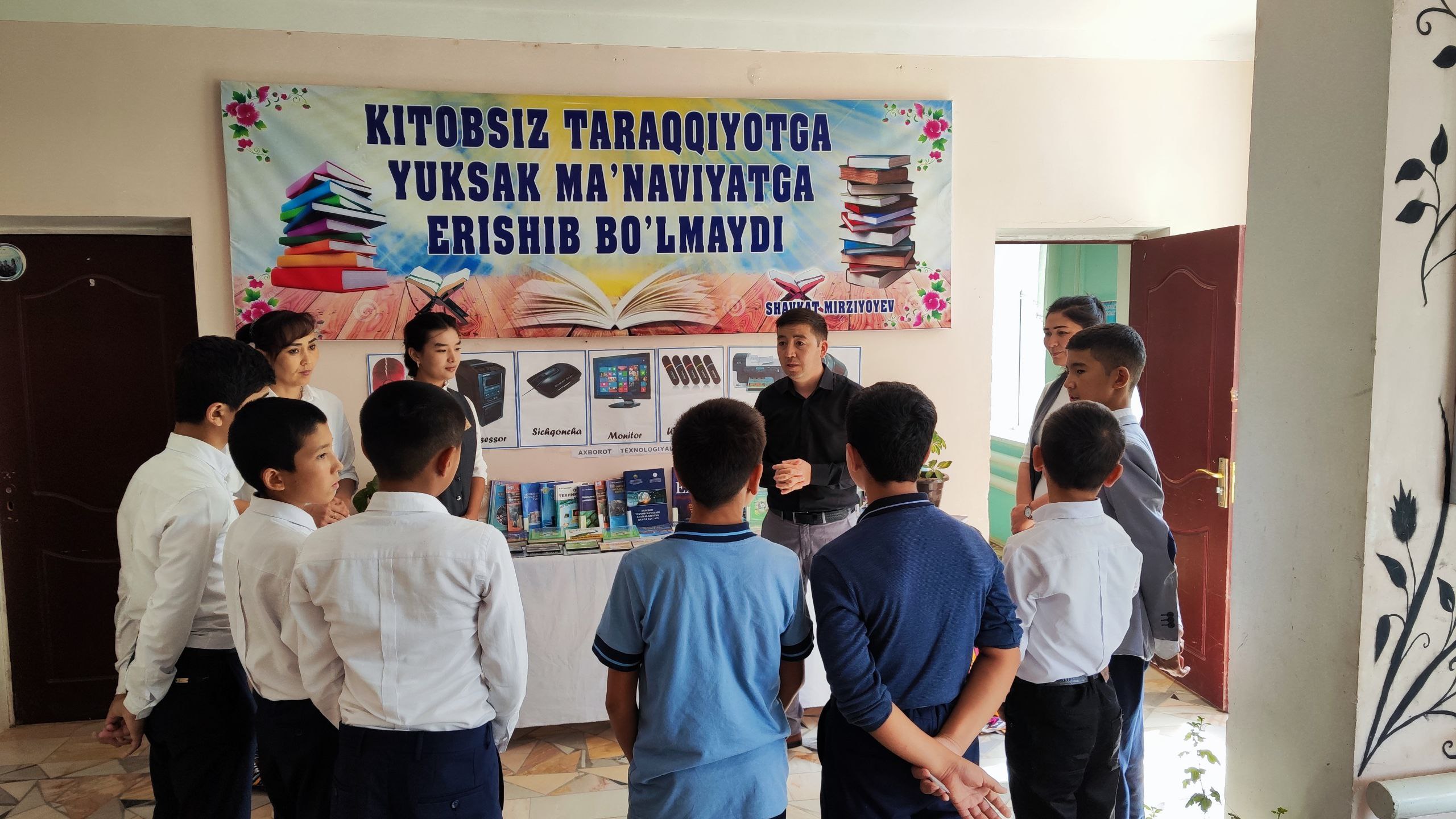"Axborot-texnologiyalari" haftaligi doirasida faol kitobxonlar uchun Axborot texnologiyalariga oid kitoblar koʻrgazmasi tashkil qilindi.