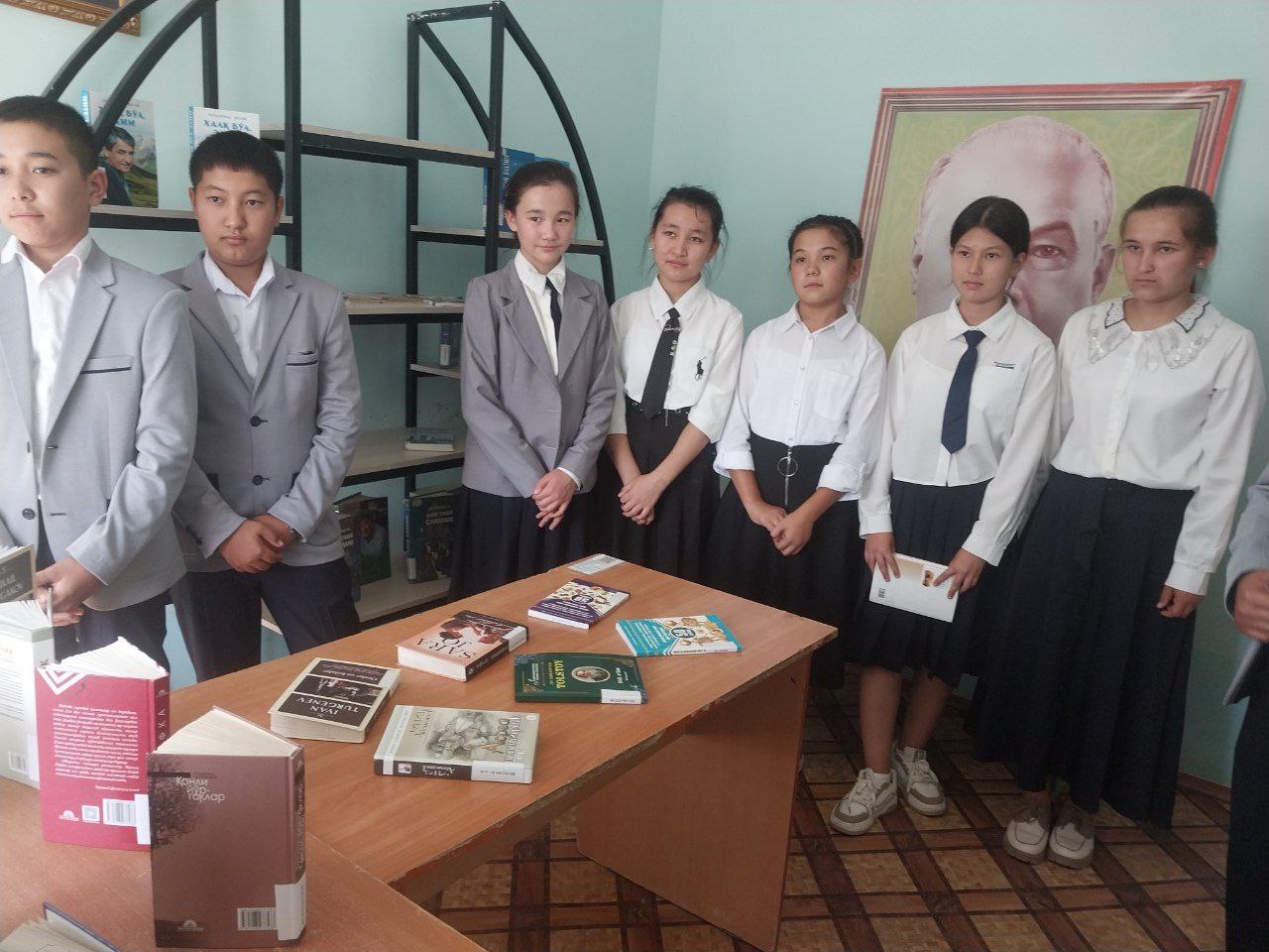 "Kitob bilim olamiga ko'zgu"shiori ostida davra suhbati tashkil qilindi.