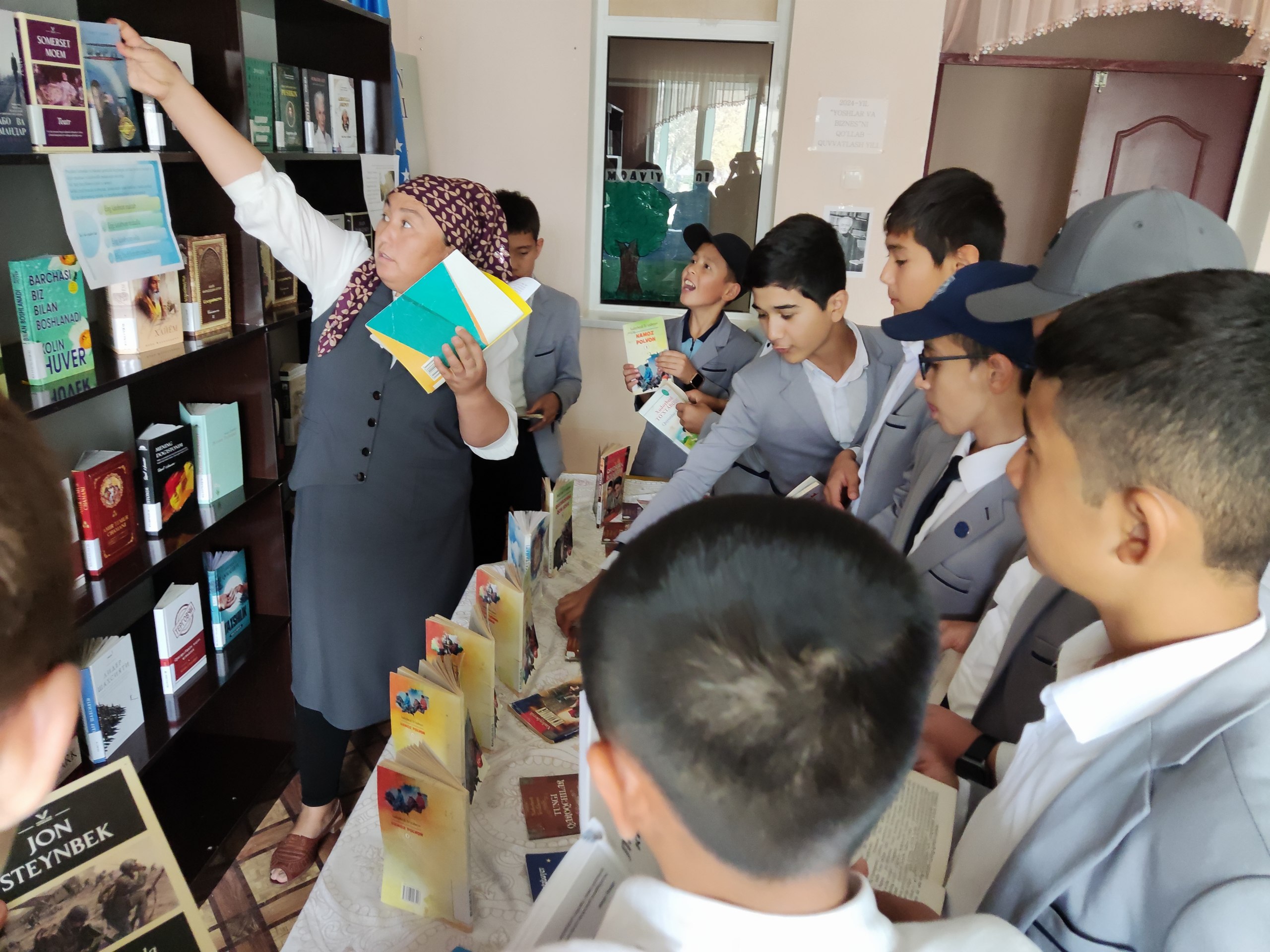 Kitobsevar millat shiori ostida bolalarning sevimli va ardoqli yozuvchisi X.To'xtaboyev asarlari ko'rgazmasi tashkil qilindi.