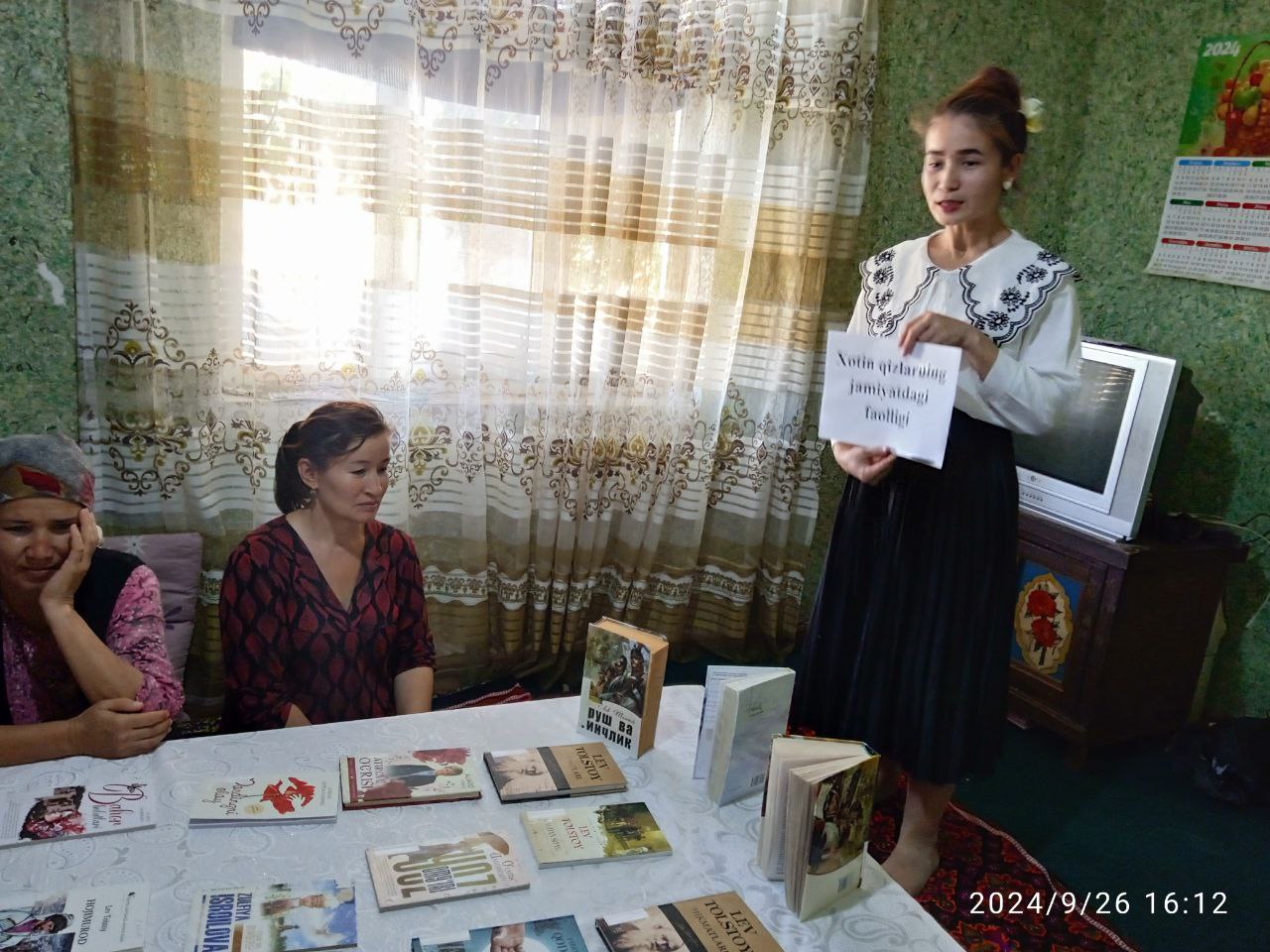 Faol kitobxon ayollar bilan "Ayollarning jamiyatdagi oʻrni " haqida bahs va munozara kechasi oʻtkazildi