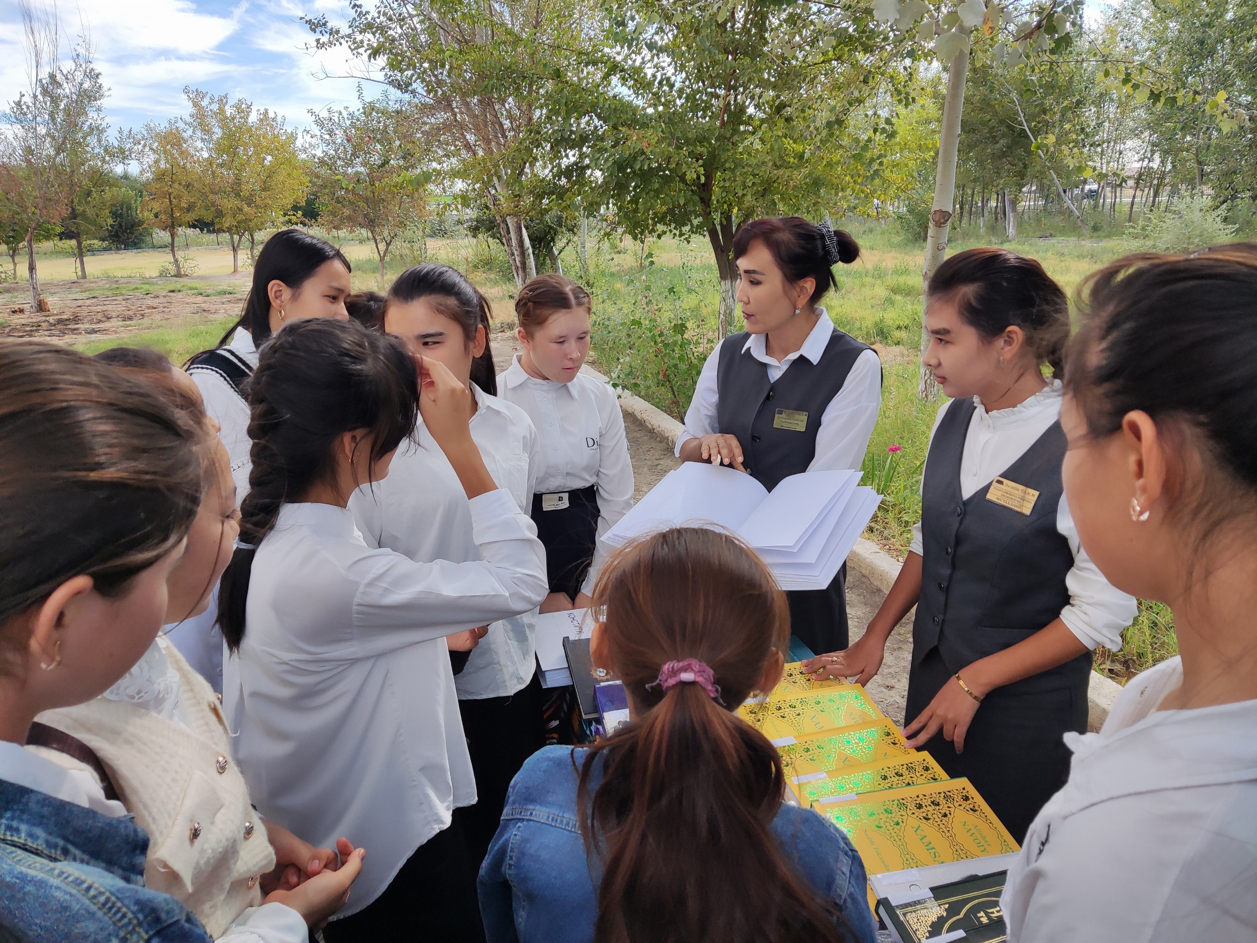 Kitobxon oʻquvchilar uchun "Ochiq osmon ostida" yangi adabiyotlar ko'rgazmasi tashkil qilindi.