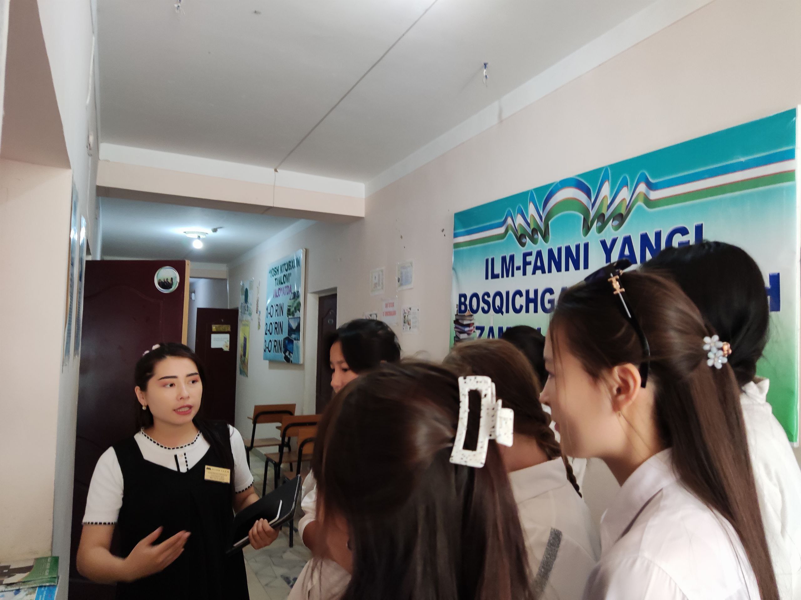 "Kutubxona ziyo maskani" nomi ostida kutubxonamiz bo'ylab sayohat tashkil qilindi.