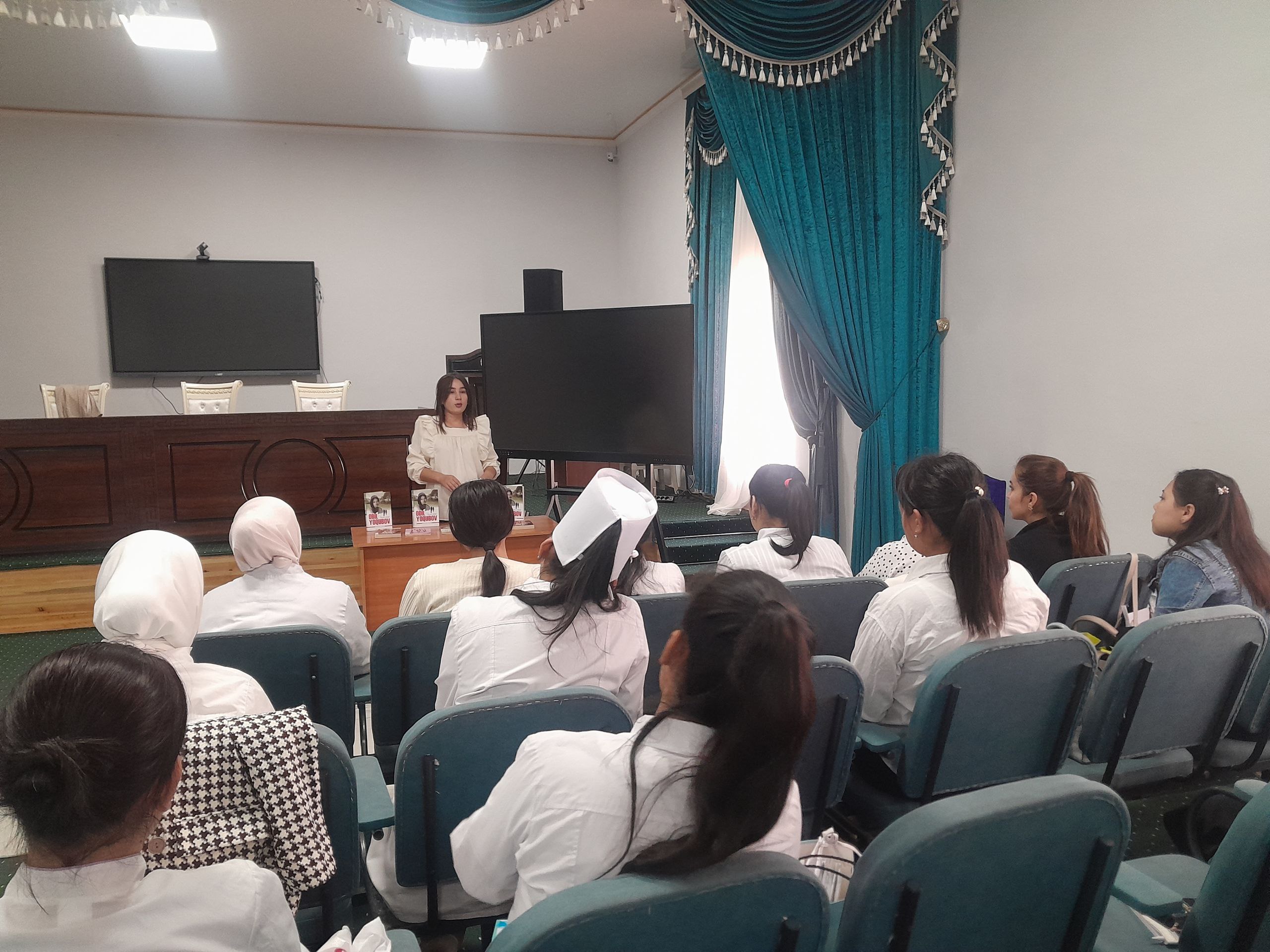 ,,Ulug'bek xazinasi tarixiy romanchiligimizda muhim hodisa‘‘ shiori ostida talaba yoshlar ishtirokida tadbir tashkil qilindi.