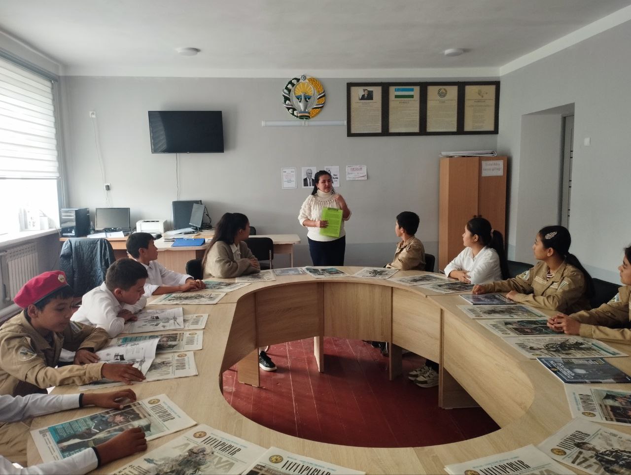 1-umumiy o'rta ta'lim maktabining kitobxonlar klubi a'zolari ishtirokida "Men sevgan shoir " shiori ostida  nomli davra suhbati tashkil qilindi.