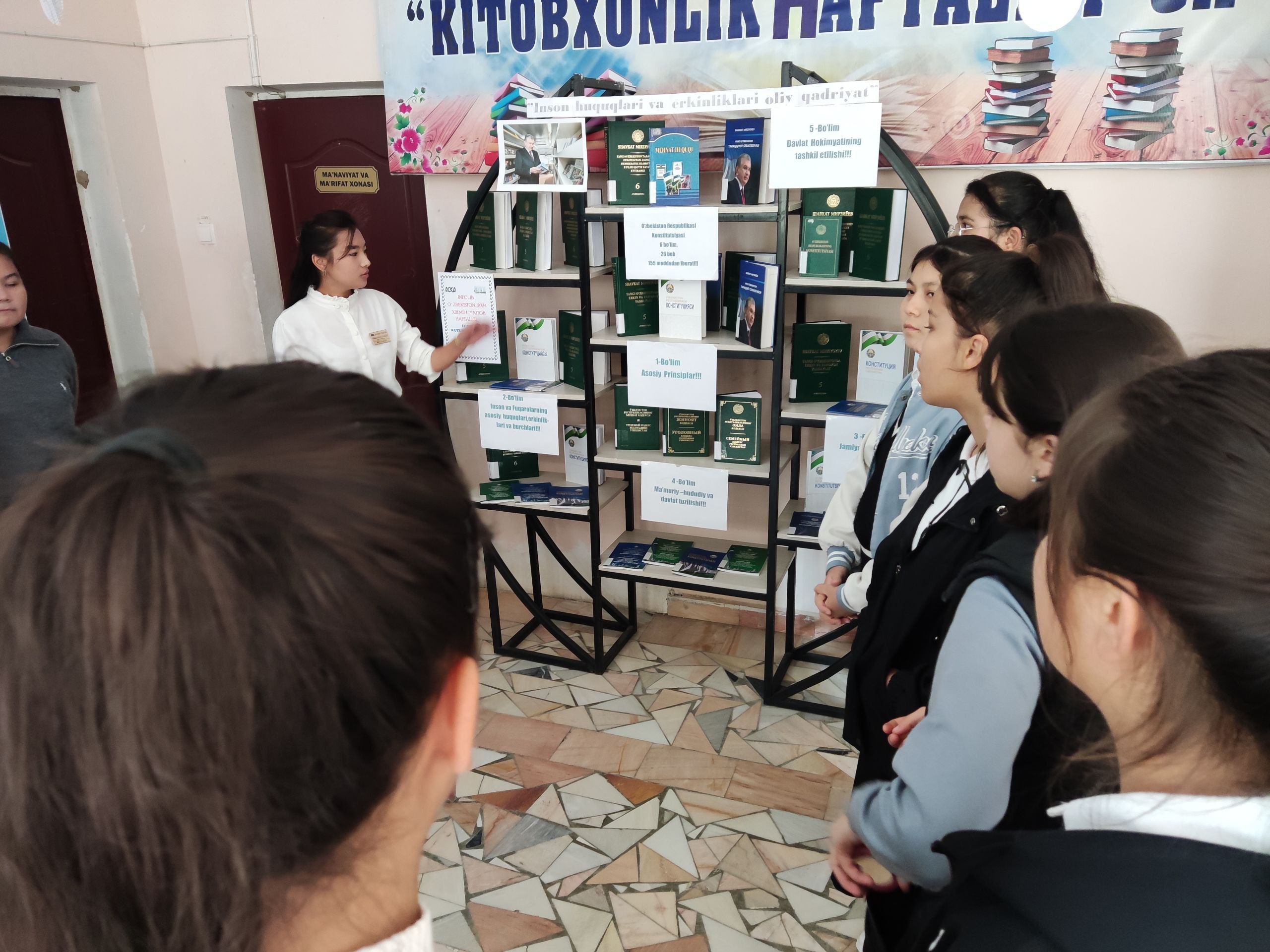 " Inson huquqlari va erkinliklarini oliy qadriyati" mavzusida kitob ko'rgazmasi tashkil qilindi.