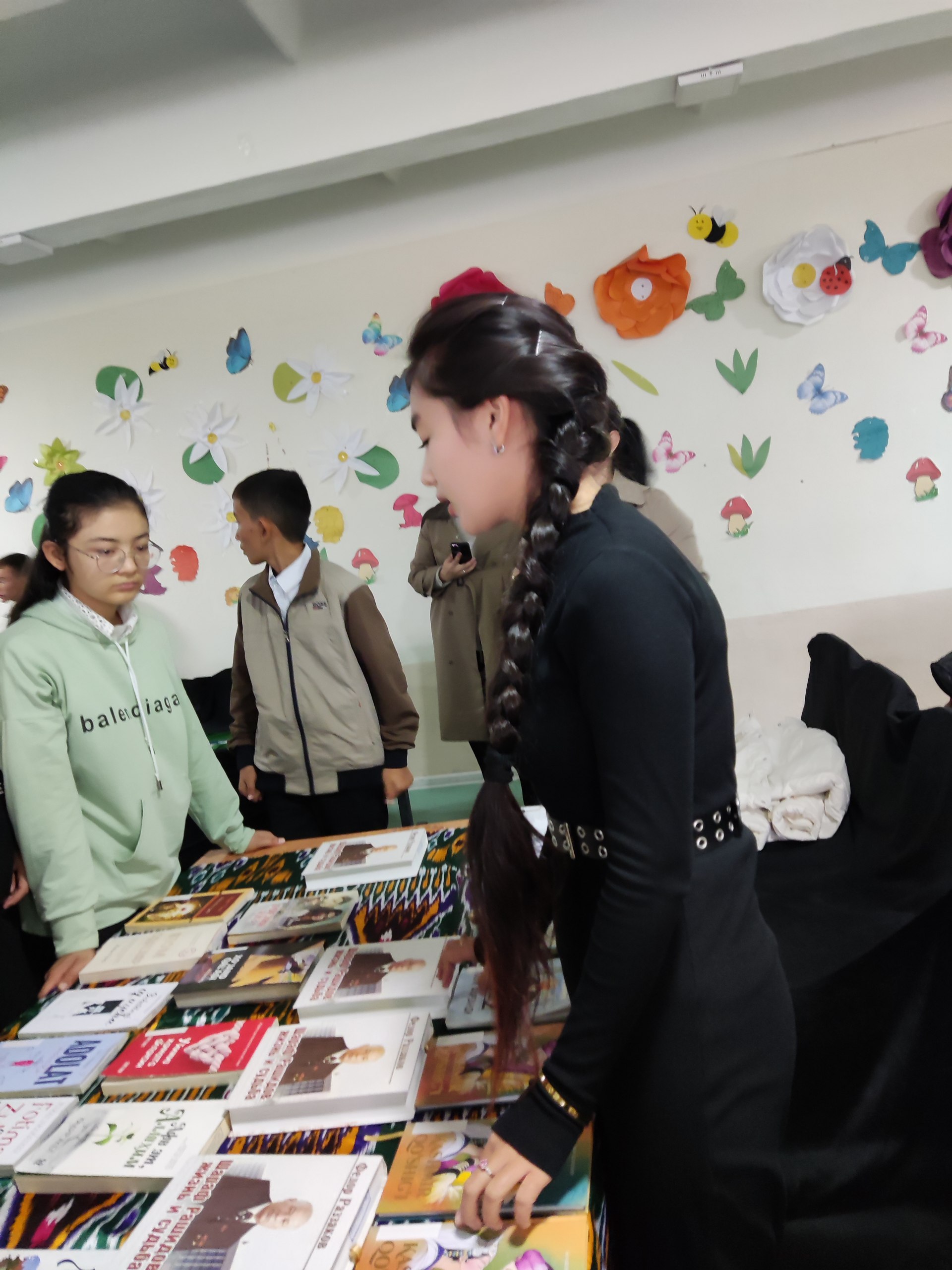 14-umumiy o'rta ta'lim maktabining o'quvchilari uchun yangi adabiyotlar ko'rgazmasi tashkil qilindi.