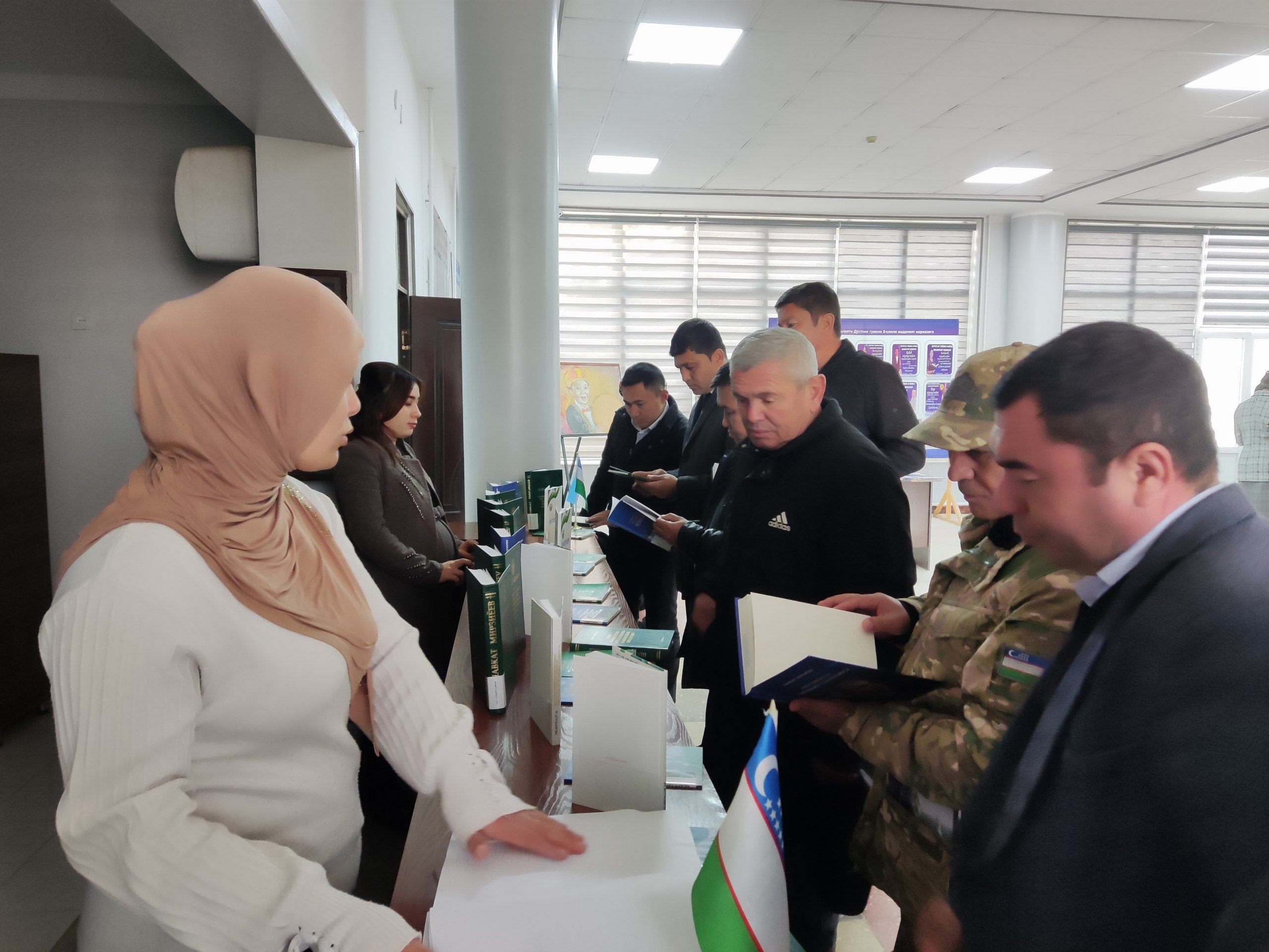 ,,Bayrogʻimiz faxrimiz gʻururiʼʼ shiori ostida siyosiy adabiyotlar koʻrgazmasi tashkil qilindi.