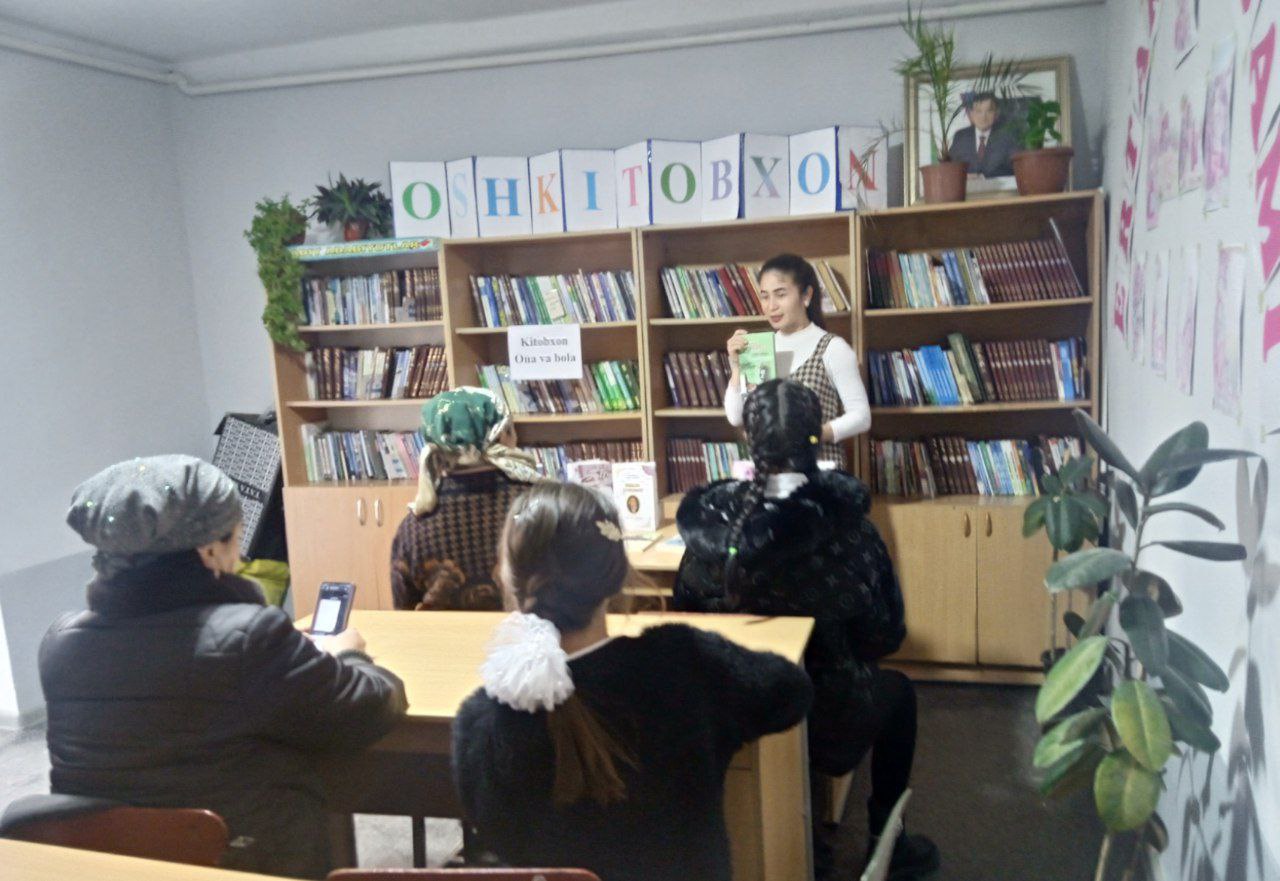 "Kitobxon ona va bola jamiyat poydevori" shiori ostida davra suhbati tashkil etildi.