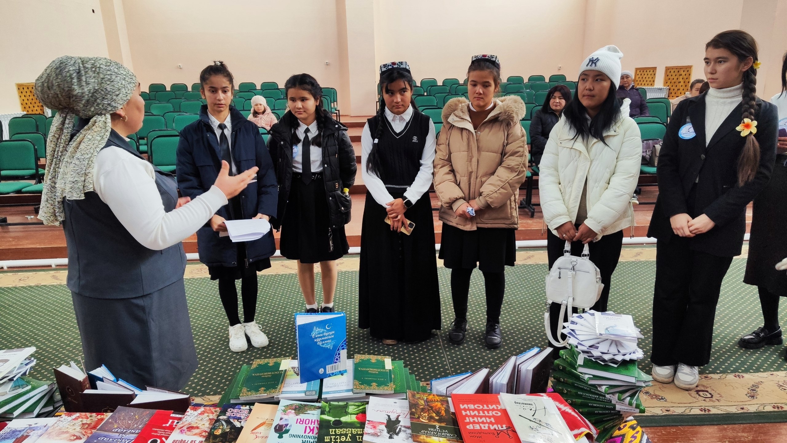 "G'azalxon yoshligim" tanloviga tashrif buyurganlar ishtirokida  "She'riyat guldastasi" nomli she'riy to'plamlar ko'rgazmasi  tashkil qilindi.