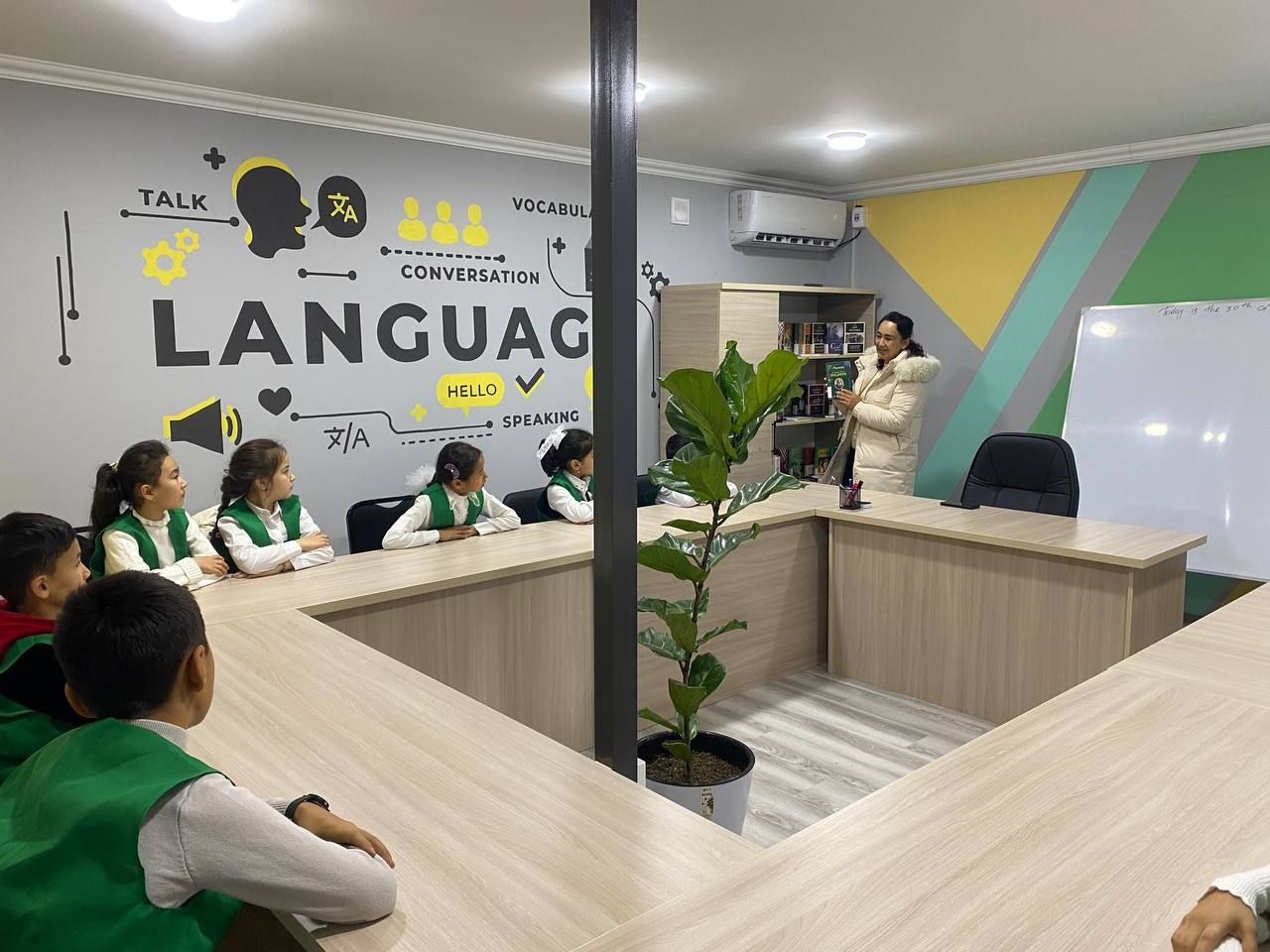 Kitobxonlik - buyuk kelajak kafolati va poydevori " nomli davra suhbati tashkil etildi.