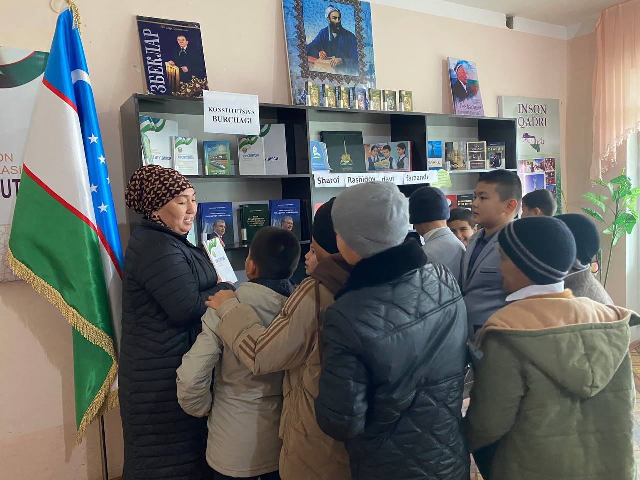 "Konstitutsiya olamiga sayohat " nomli siyosiy-huquqiy kitoblar ko'rgazmasi tashkil qilindi.