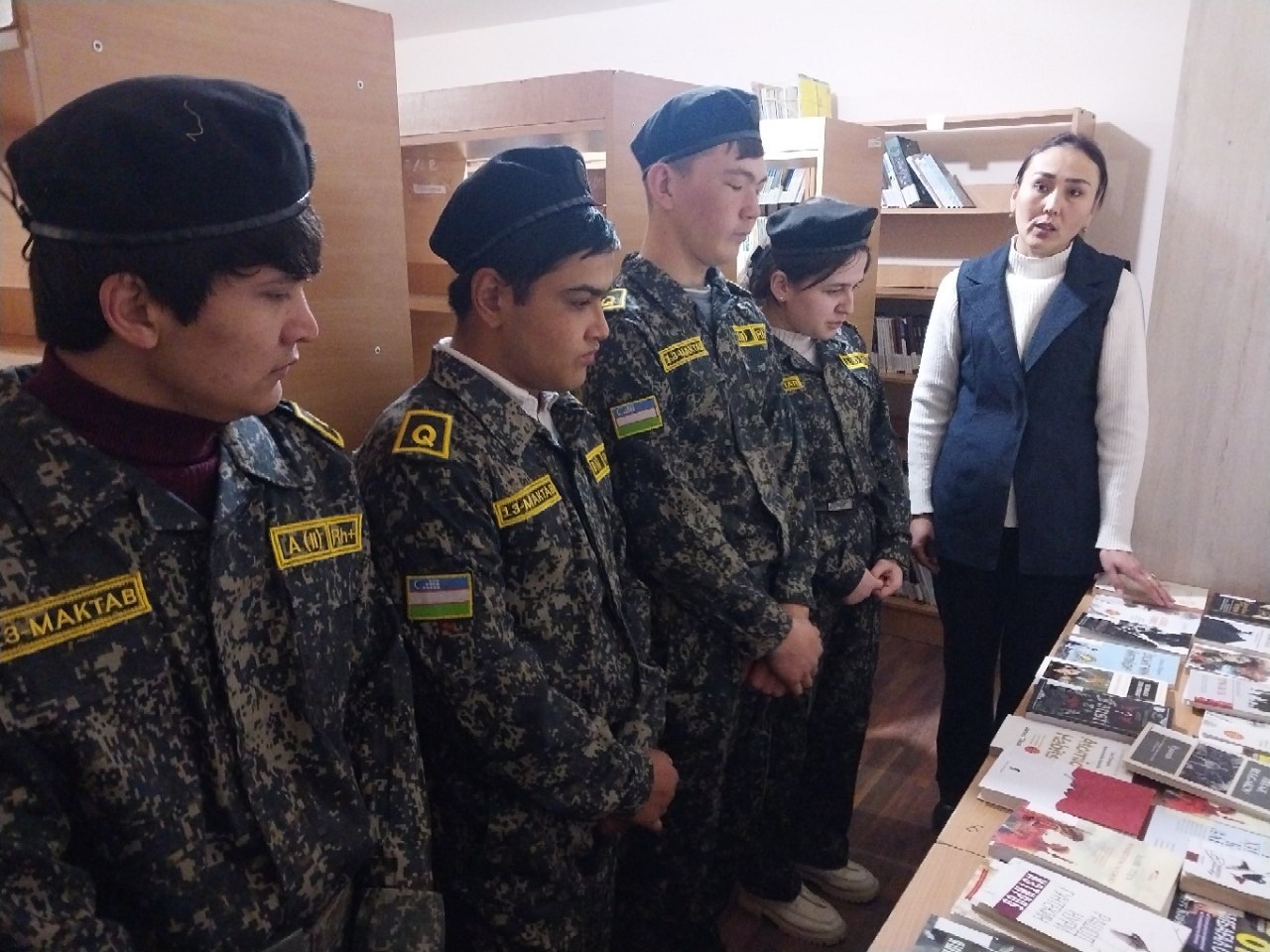 "Yangi adabiyotlar" ko'rgazmasi tashkil qilinib, unda 13-umumiy o'rta ta'lim maktabining milliy gvardiya o'quvchilari ishtirok etdi.