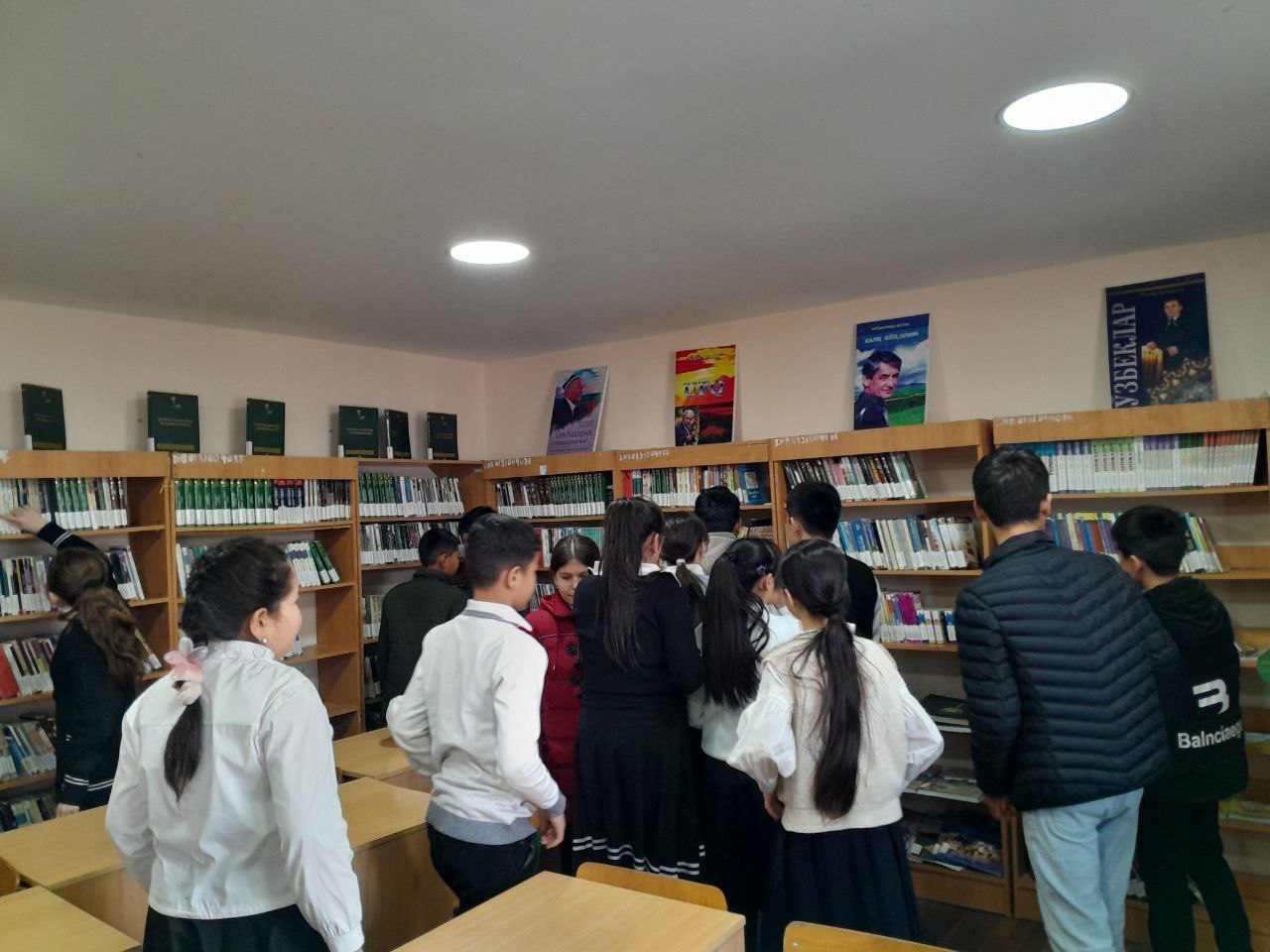 Do'stlik tuman axborot-kutubxona markaziga 18 - umumiy o'rta ta'lim maktabining 7 - sinf o'quvchilari ishtirokida " Kitob mening do'stimsan " nomli sayohat tashkil etildi.