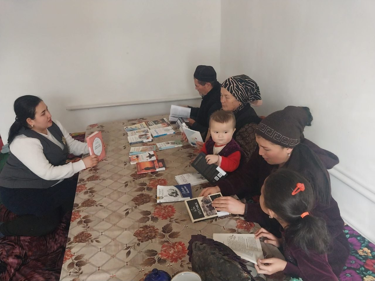 "Kitobxonlik oiladan boshlanadi" shiori ostida uchrashuvlar tashkil etildi.