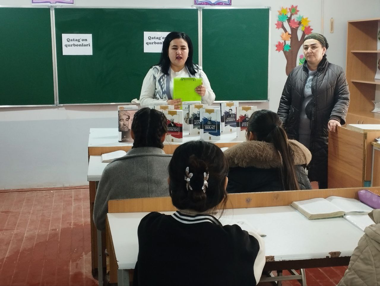 "Jadidlar milliy o'zlik, istiqlol va davlatchilik g'oyalari "  nomli davra suhbati va kitoblar ko'rgazmasi  tashkil qilindi.