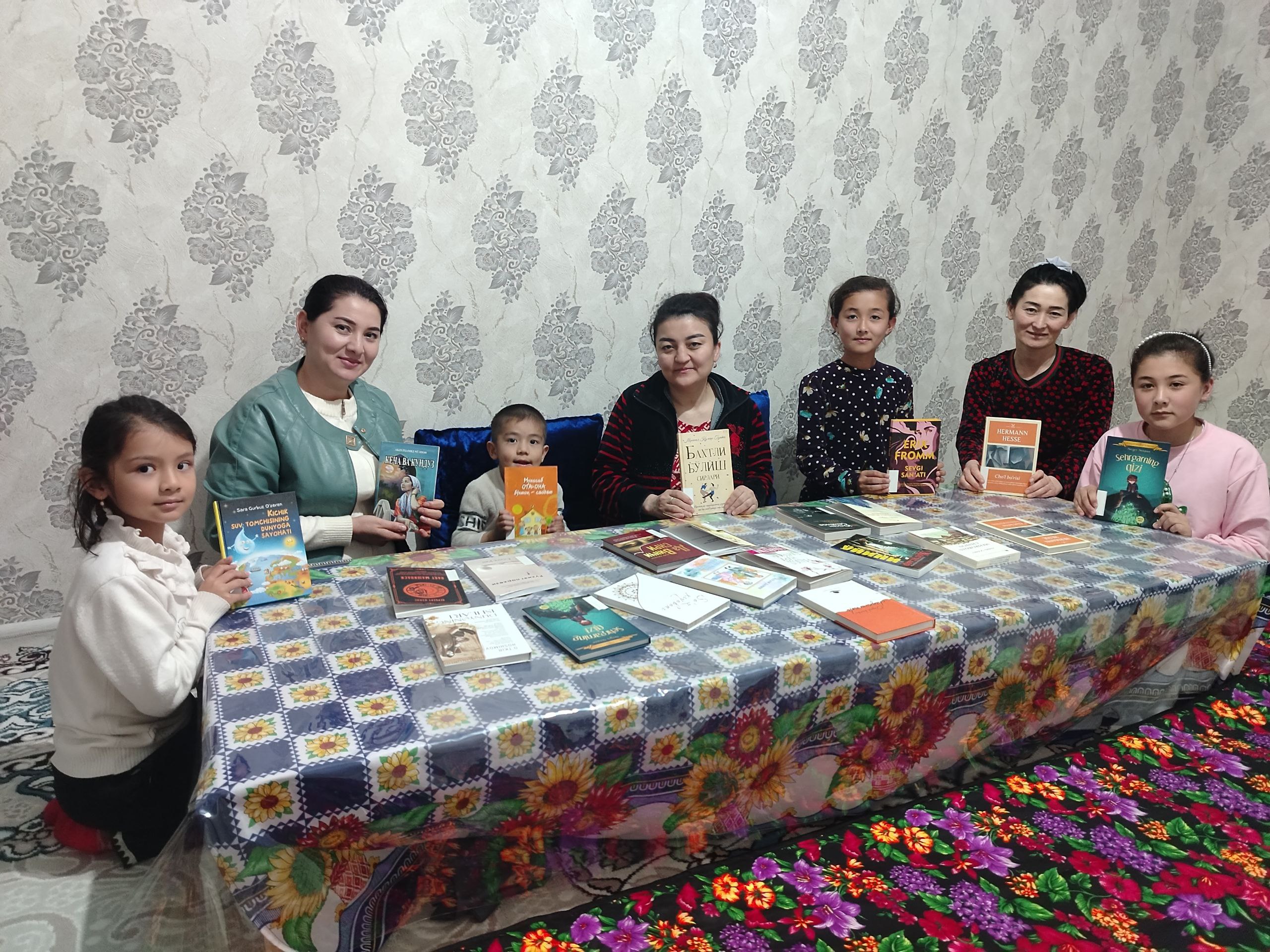 "Kitobxonlik oilada boshlanadi - Farzandingizga kitob o'qib bering" shiori ostida davra suhbati bo'lib o'tdi.