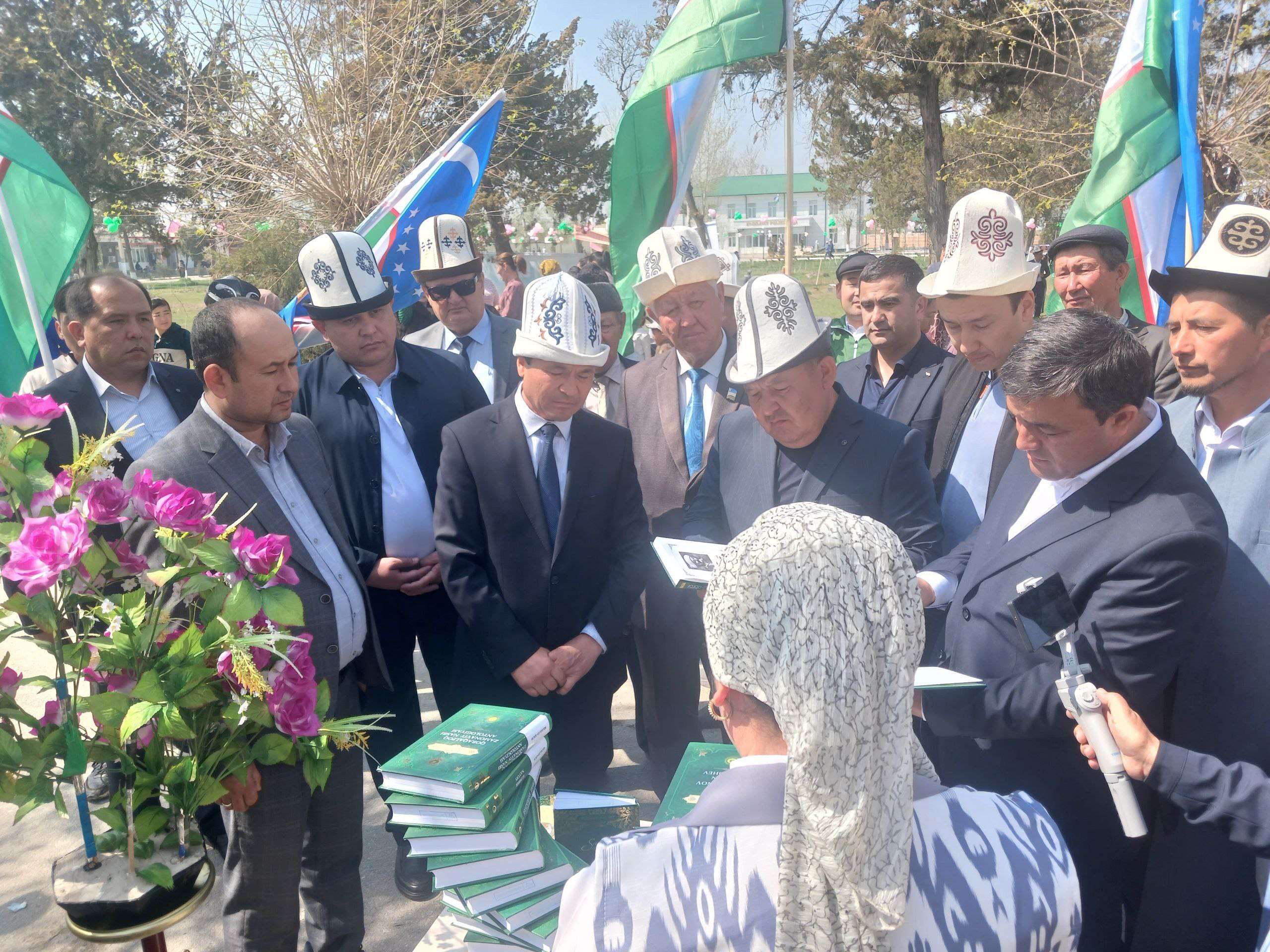 Axborot-kutubxona markazi tomonidan tashkil qilingan kitoblar koʻrgazmasi va badiiy adabiyotlar bilan tuman hokimi va qardosh millat vakillari, mehmonlar yaqindan tanishishdi.