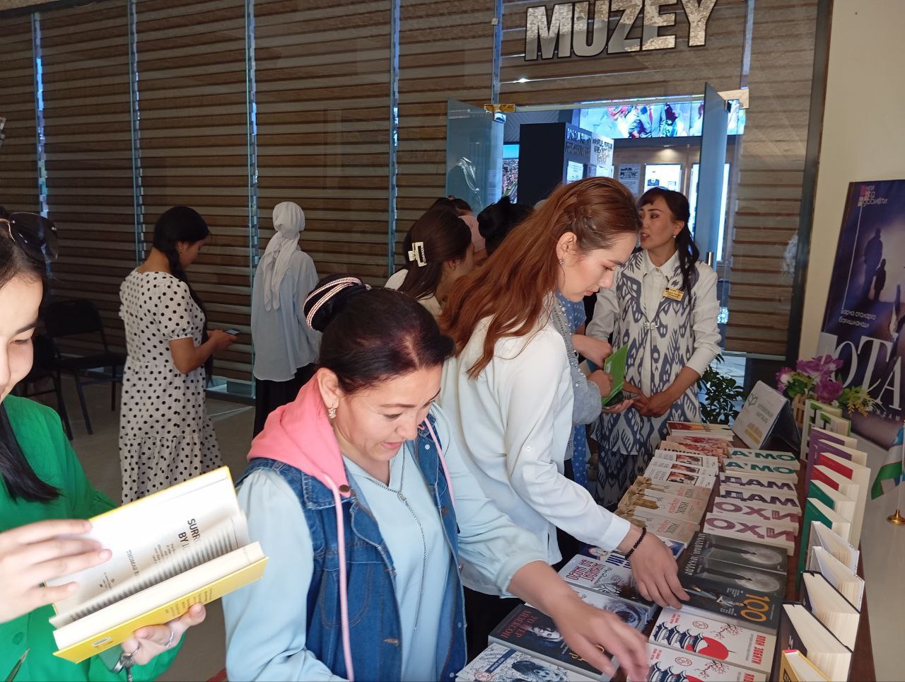 "Taffakkurning kaliti kitobdir" nomi ostida yangi adabiyotlar ko'rgazmasi tashkil qilindi