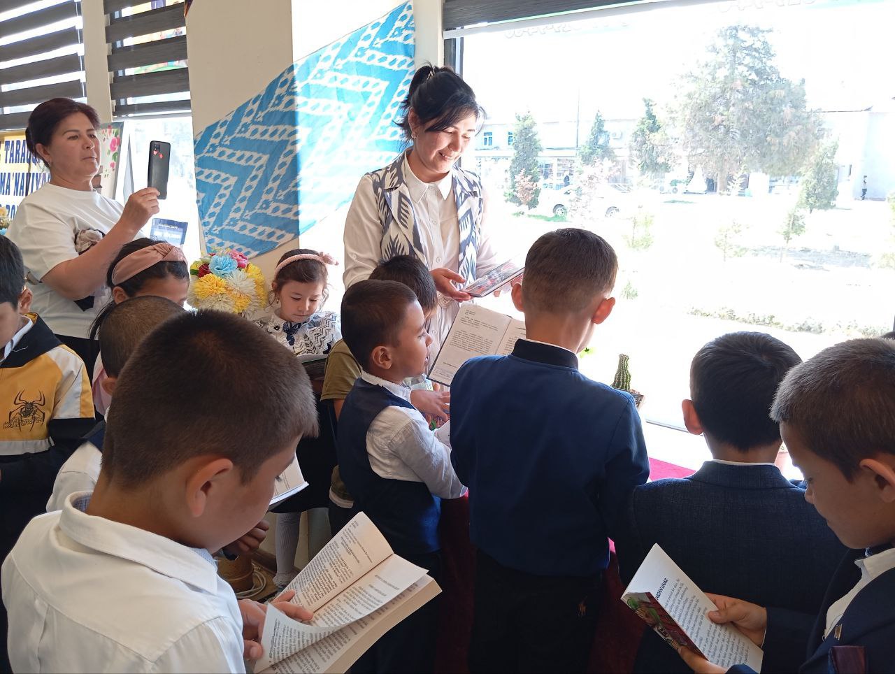 "Ertaklar yaxshilikka yetaklar" shiori ostida bolalar adabiyoti ko'rgazmasi tashkil qilindi.