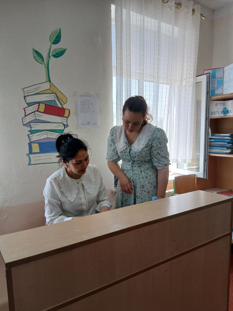 Do'stlik tuman axborot-kutubxona markazi xodimlari tomonidan 14-umumiy o'rta ta'lim maktabining kutubxona mudirasiga uslubiy-amaliy yordam ko'rsatdi.Kutubxonadagi kitoblarga ishlov berish,hujjatlarni to'g'ri yuritish,kitobxonlar bilan ishlash bo‘yicha met