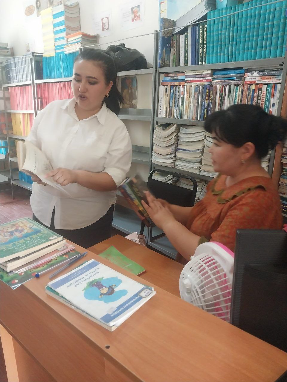 12-umumiy o'rta ta'lim maktabining kutubxonachisi Mamatqulova Azizaga amaliy-uslubiy yordam ko'rsatildi.