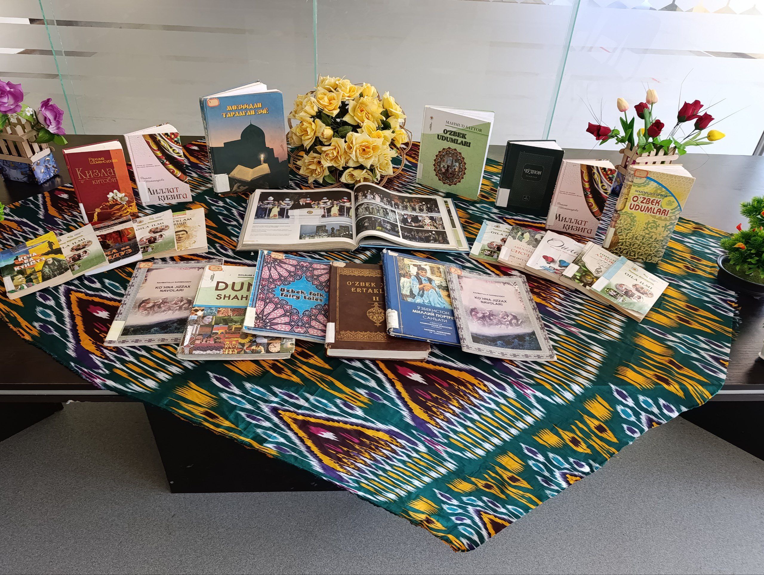 "Milliy qadriyatlar - ma‘naviy boyligimiz" deb nomlangan milliy va ma‘naviy qadriyatlarni aks ettiruvchi asarlarlar ko‘rgazmasi tashkil qilindi.