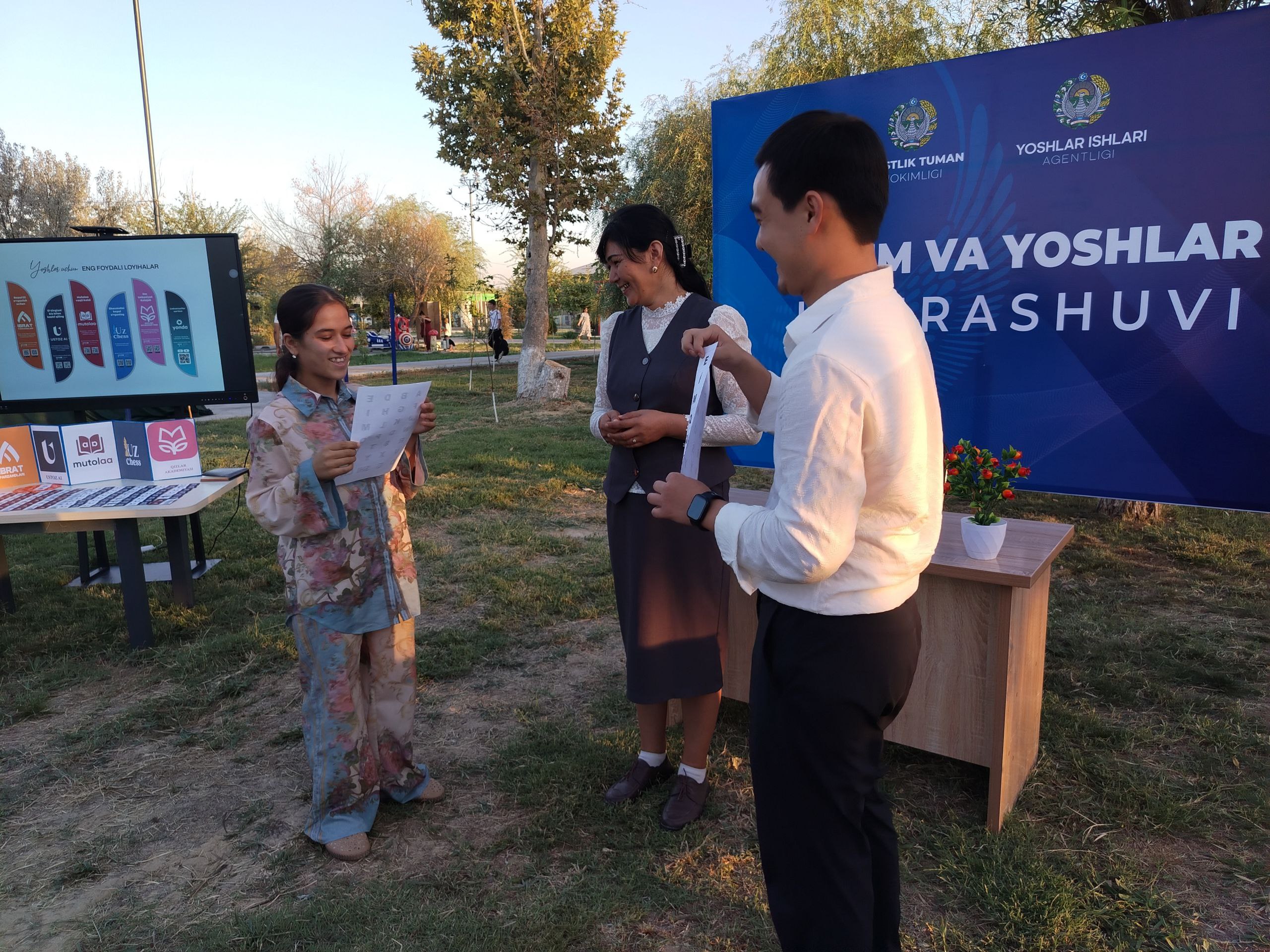 Yosh olim va tadqiqotchilar ishtirokida ochiq osmon ostida davra suhbati bo'lib o‘tdi.