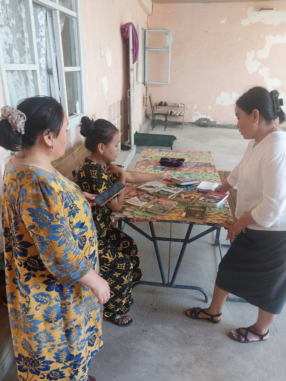 Manas mahalla aholisi va yoshlarni kitobxonlikka jalb qilish maqsadida targ'ibot ishlari olib borildi.