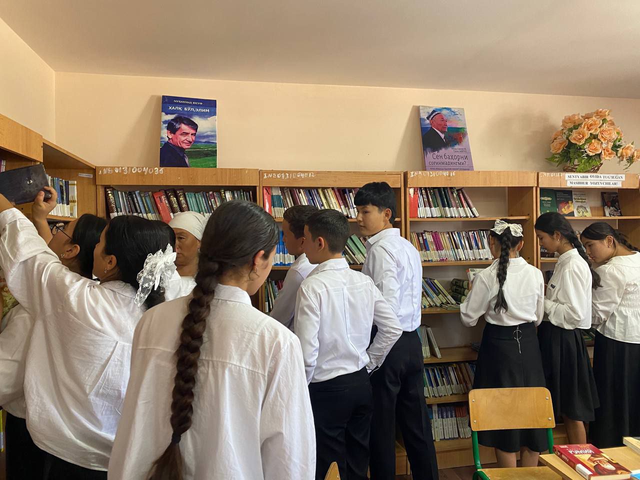 "Zavqli mutola"mavzusida  kutubxona bo‘ylab ekskursiya tashkil etildi. Ku
