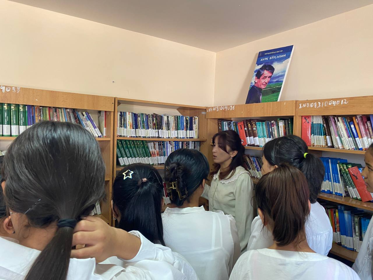 "Kitob bebaho ma'naviy boylik" mavzusida  kutubxona bo‘ylab ekskursiya tashkil etildi.