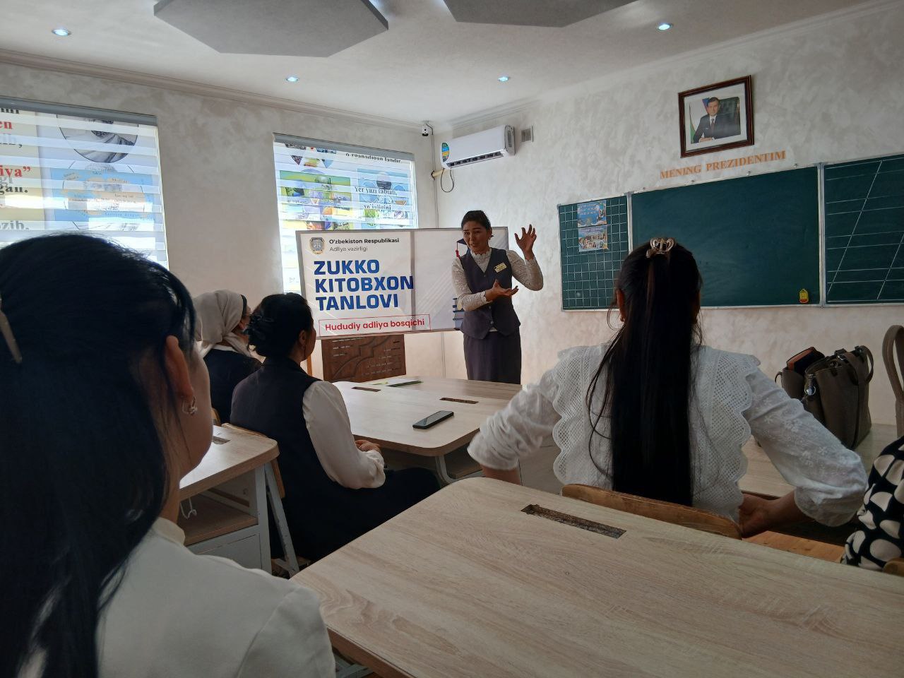 Maktab kutubxonachilari ishtirokida 2025-2026-o'quv yilining boshlanishi munosabati bilan seminar tashkil qilindi.