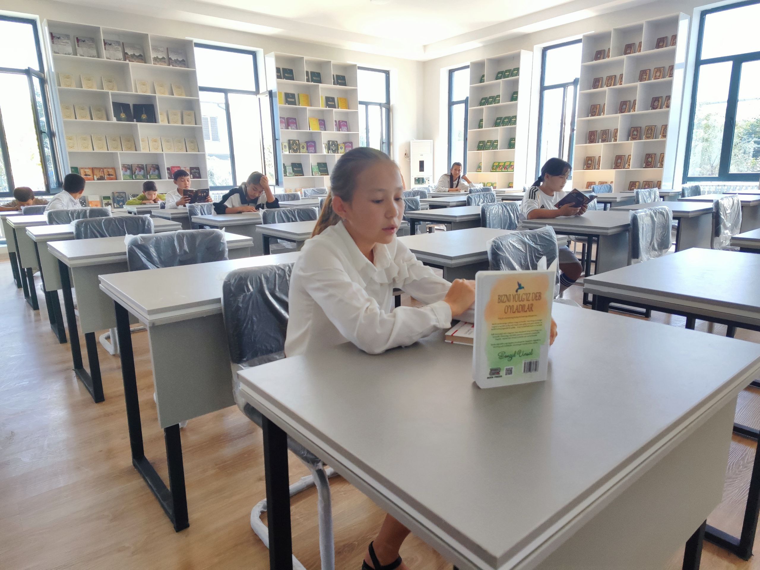 Kutubxonaga yangi kitobxonlar tashrifi davom etmoqda.