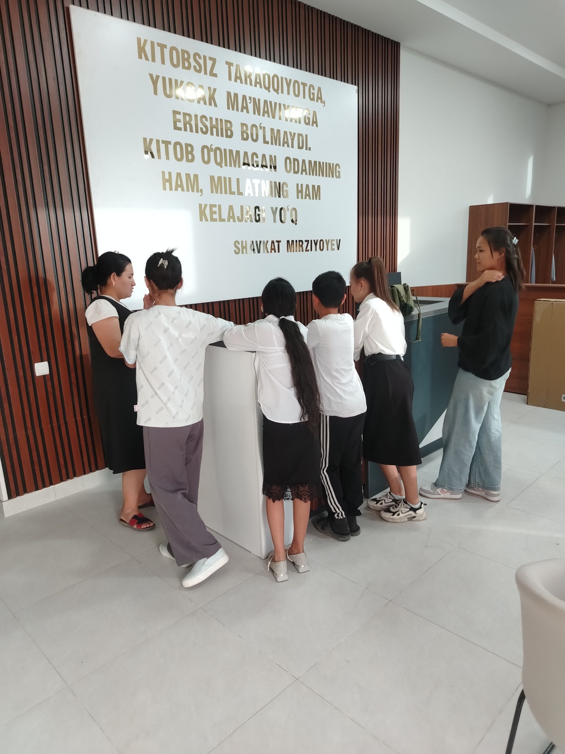 Ayni vaqtda kutubxonaga yangi kitobxonlar tashrifi davom etmoqda.