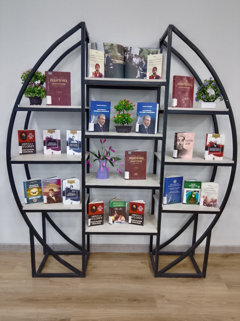 "Ustoz va murabbiylar kuni" munosabati bilan "Ustoz ulug' zot" mavzusidagi kitoblar koʻrgazmasi tashkil qilindi.