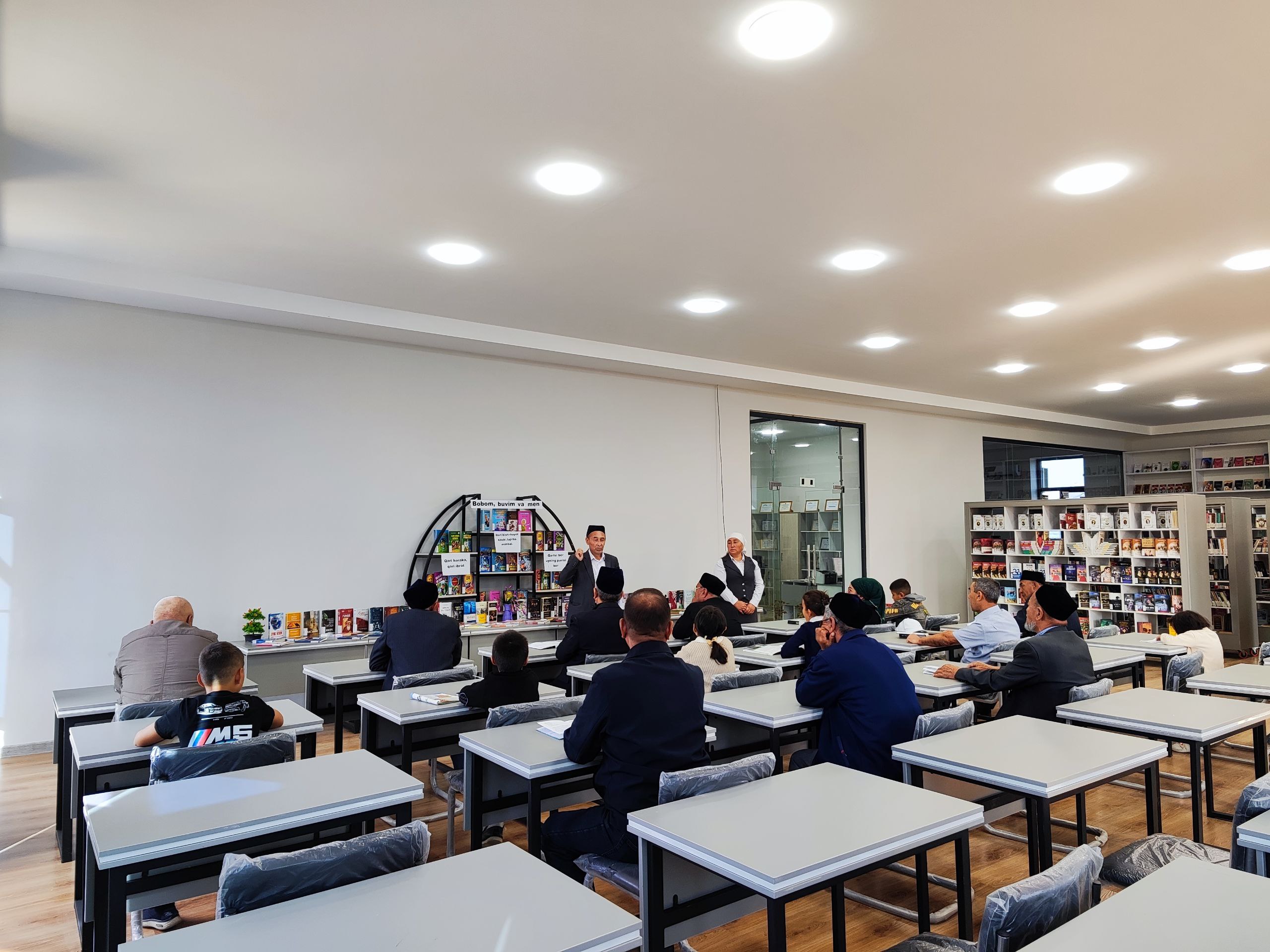 "Bobom, buvim va men kitobxon" nomli davra suhbati tashkil etildi.