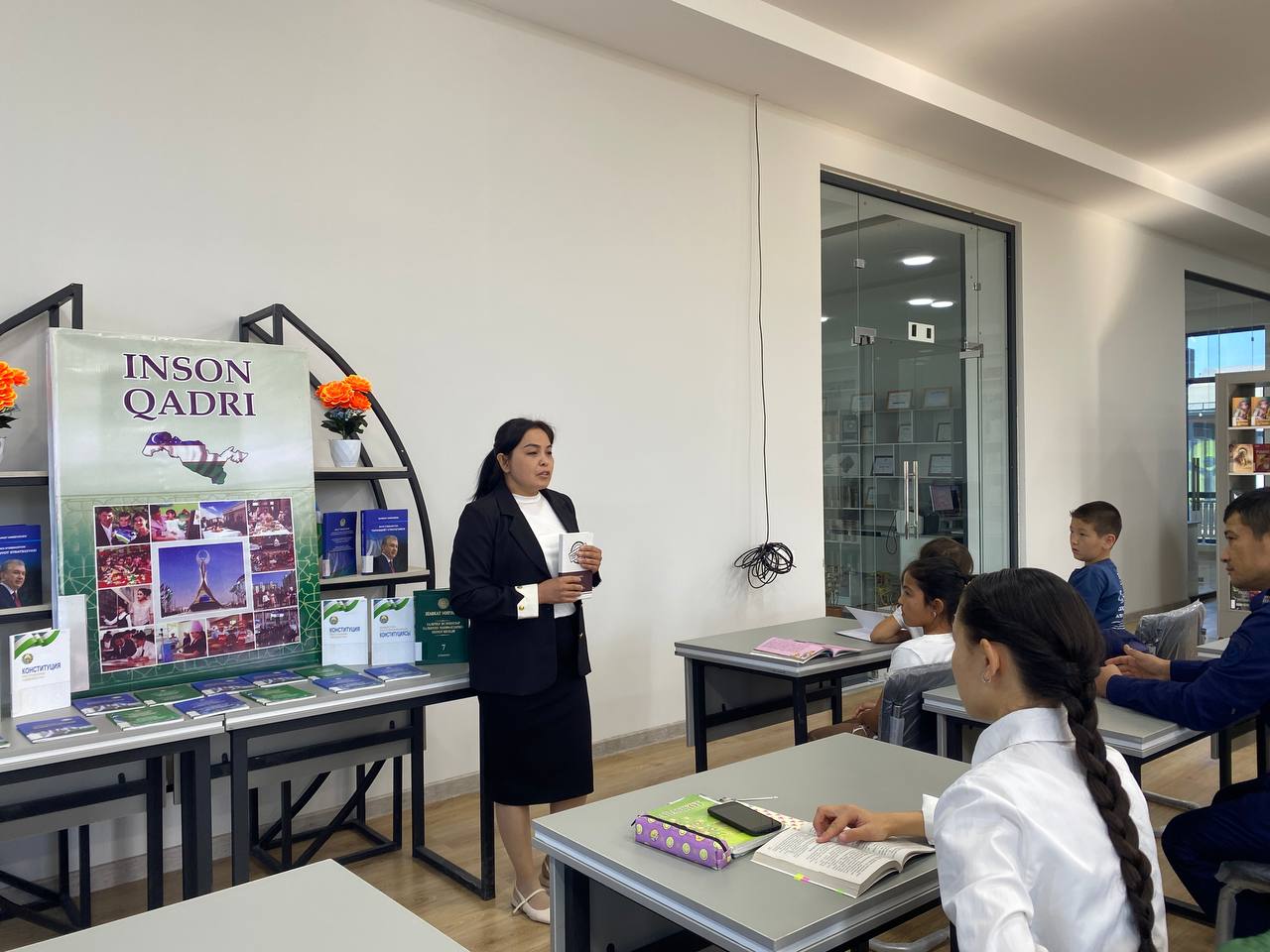 " Inson huquqlari- jamiyat poydevori" nomli siyosiy adabiyotlar ko'rgazmasi va davra suhbati  tashkil etildi.