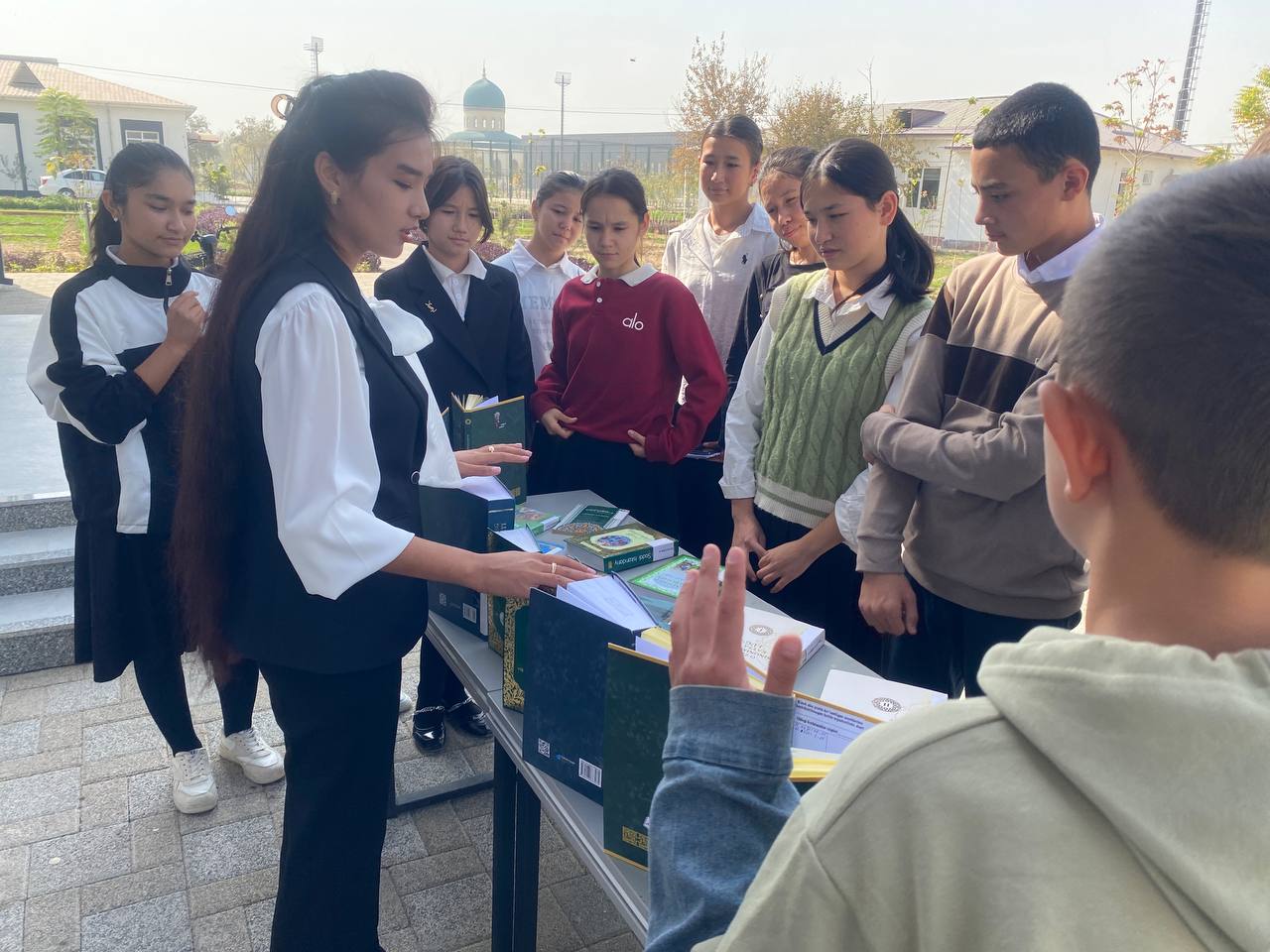 “O‘zbek tili — barchamizni birlashtiradi” shiori bilan ochiq osmon ostida kitoblar koʻrgazmasi tashkil etildi.