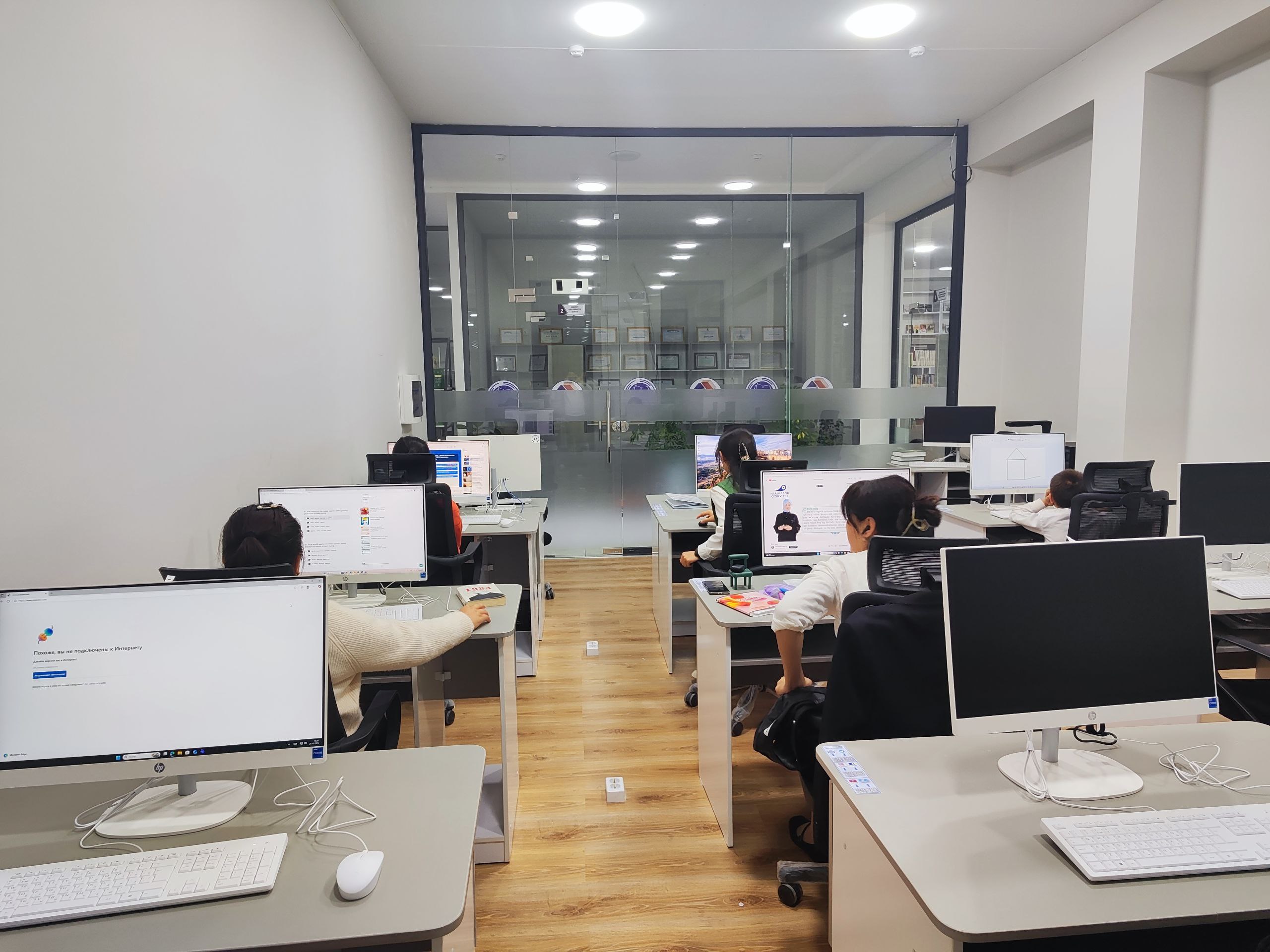 Doʻstlik tuman axborot-kutubxona markazida kechki mutolaa vaqti.