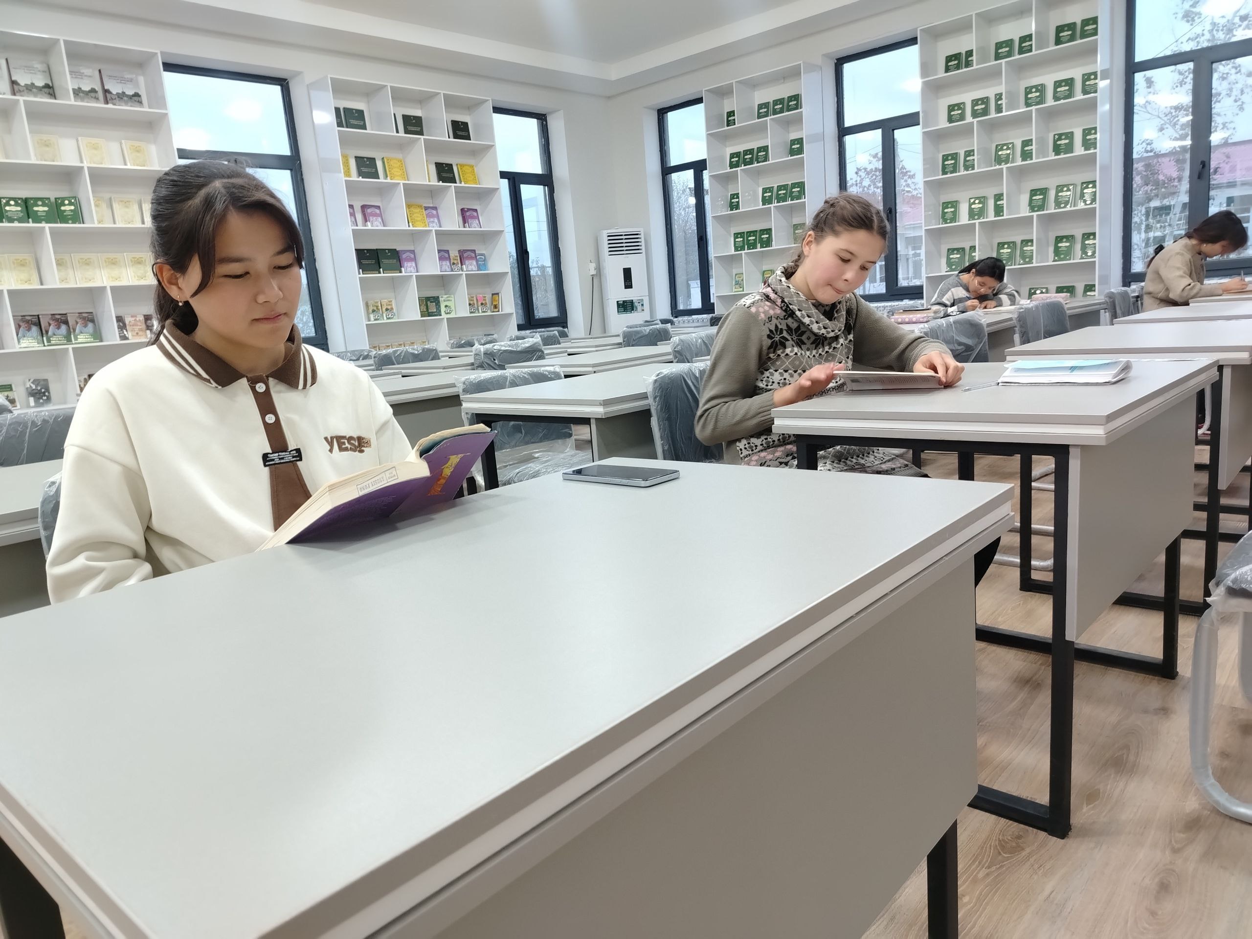 Ayni vaqtda havo harorati ancha pasayganiga qaramay  kutubxonaga yangi kitobxonlar tashrifi davom etmoqda.