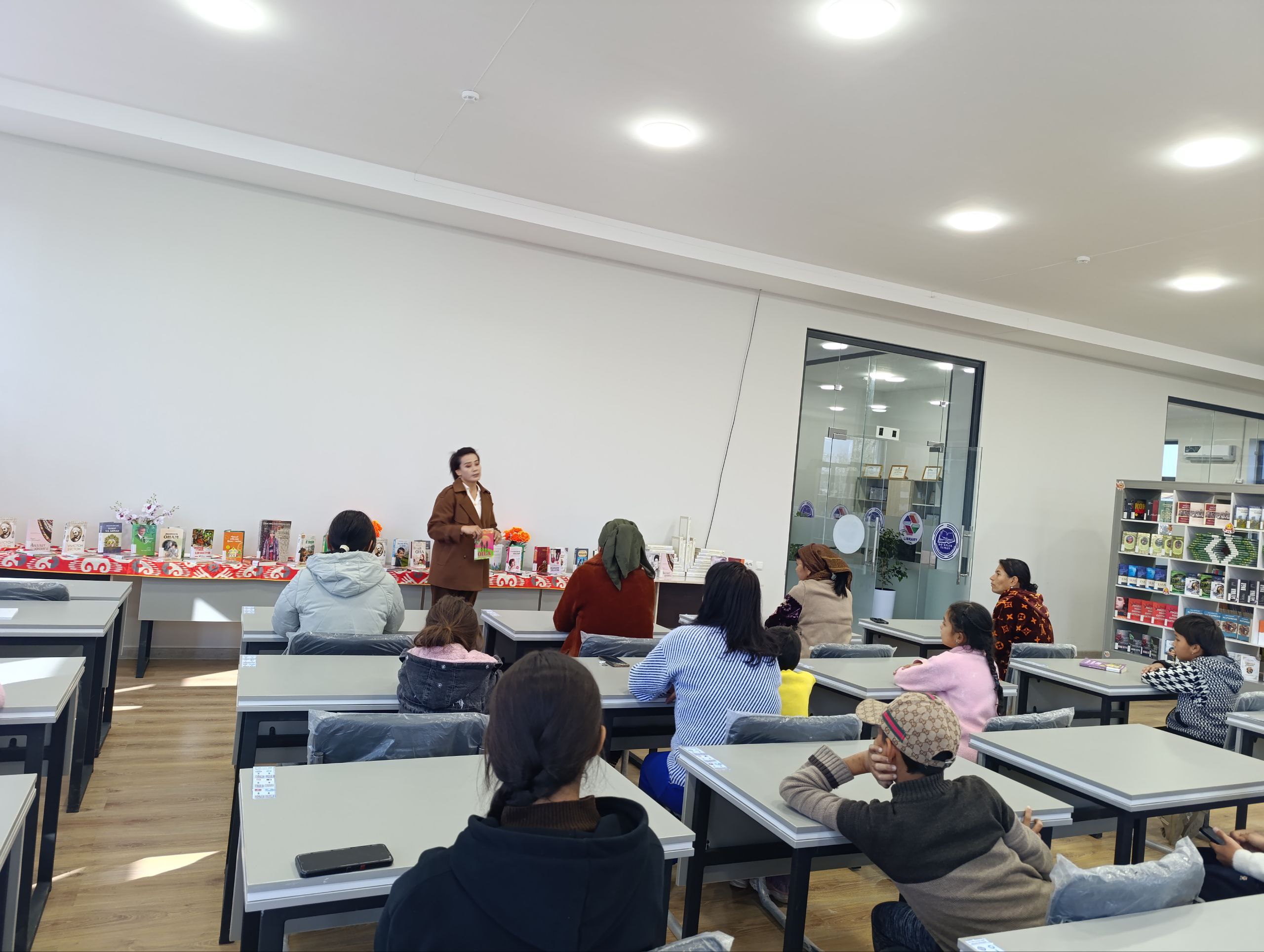 "Kitob - ona va bolani bogʻlovchi nurdir" deb nomlangan davra suhbati oʻtkazildi.