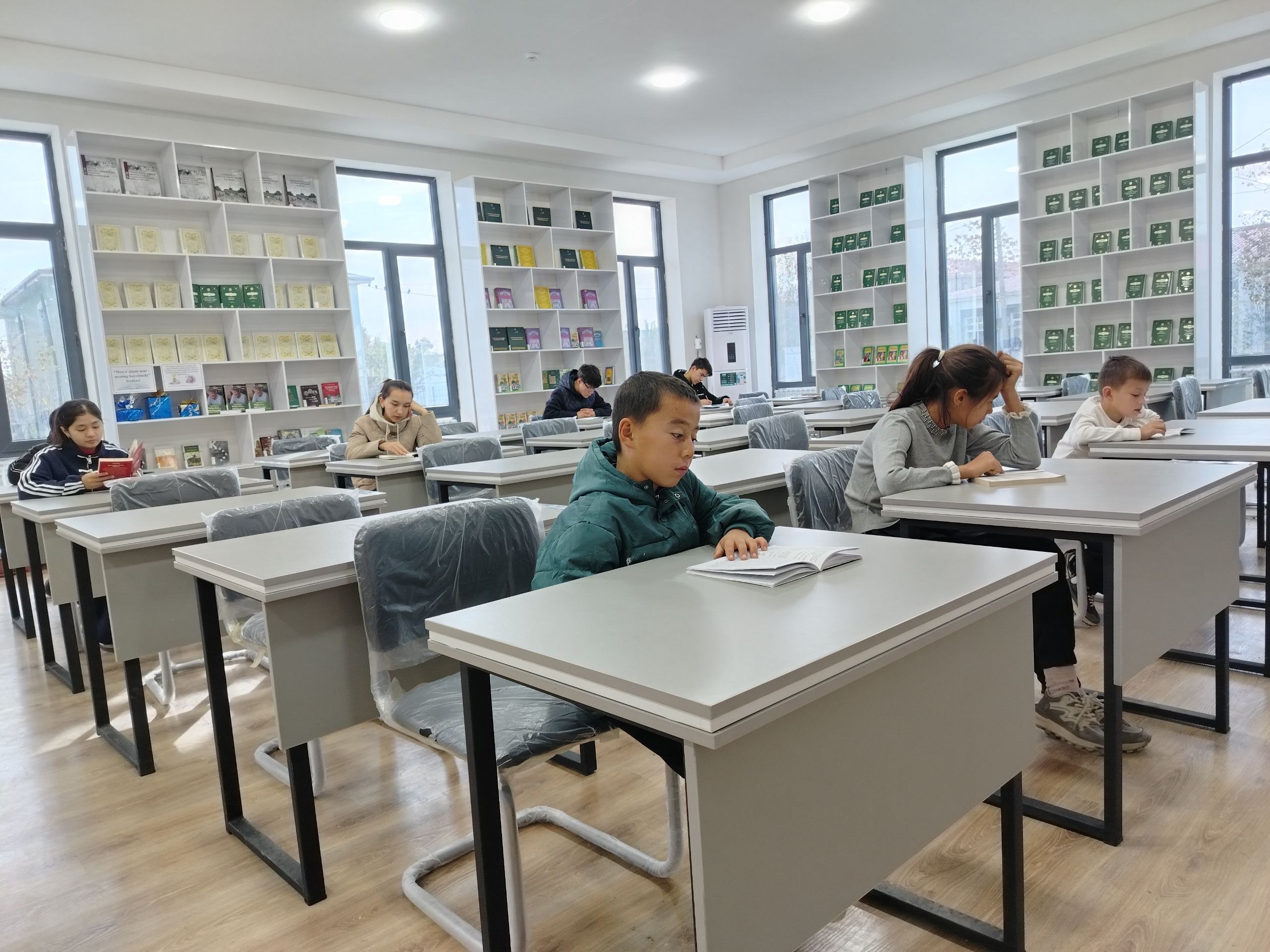 Bugun 7-noyabr ayni vaqtda kutubxonaga yangi kitobxonlar tashrifi davom etmoqda.